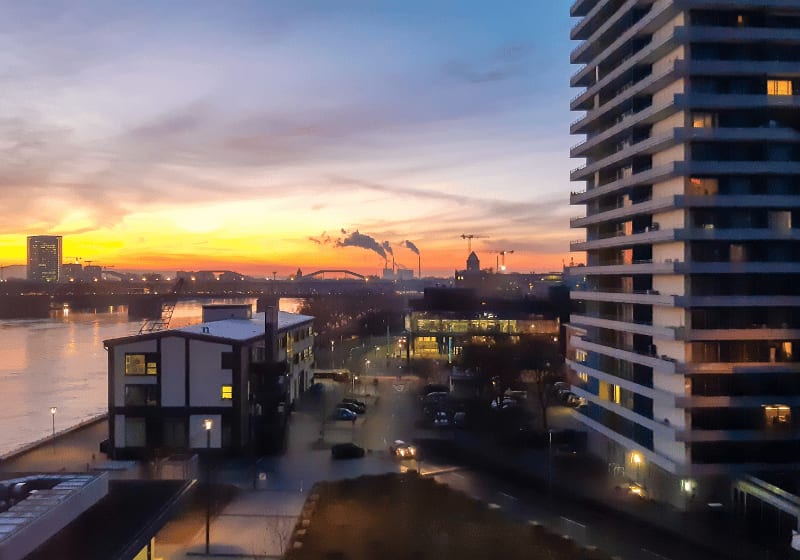 Ludwigshafen am Rhein mit Ausblick auf die Stadt.