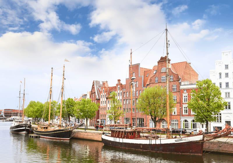 Lübecker Hafen am Wasser.