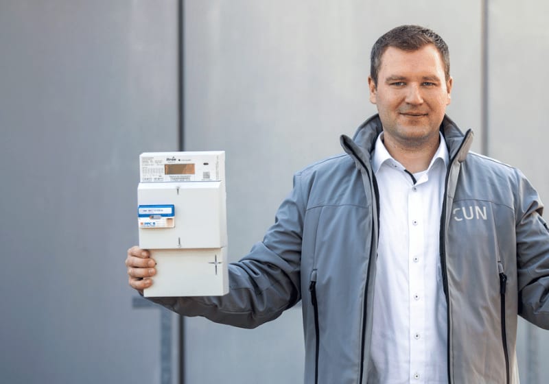CUN-Ingenieur Paul Kroll hält ein ein intelligentes Messsystem in der Hand.