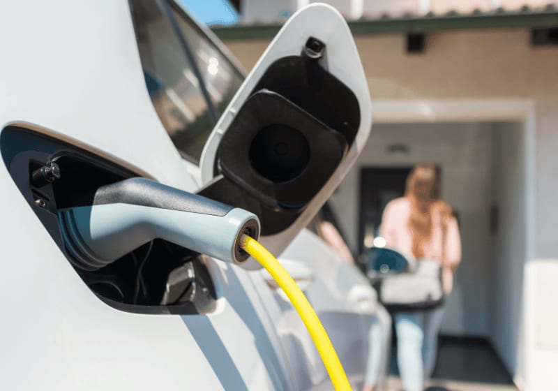 Elektroauto wird mit Strom geladen.