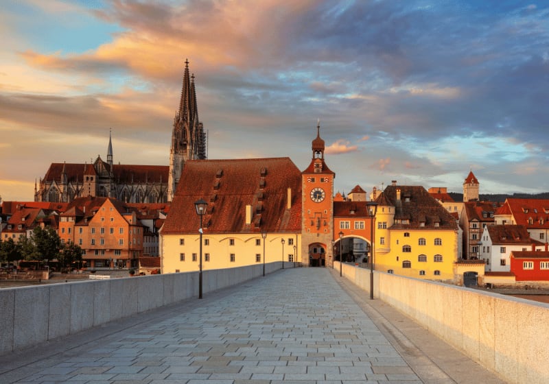Regensburger Innenstadt mit Ausblick auf die Kirche.