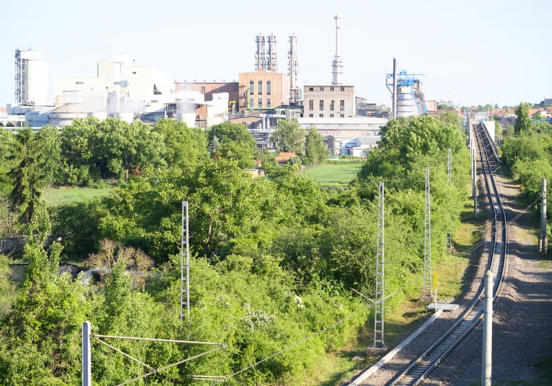 Eine Fabrik in Salzgitter mit grüner Landschaft.