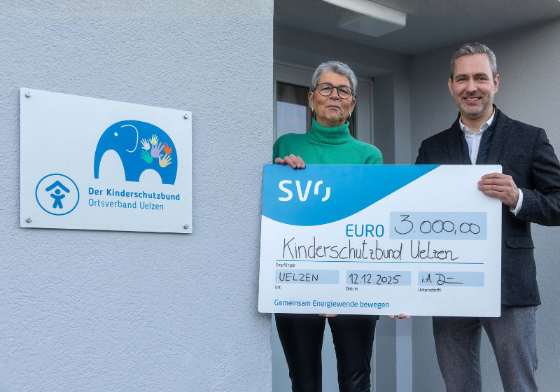 Die SVO überreicht dem Kinderschutzverband Uelzen eine Spende in der Höhe von 3.000 Euro.