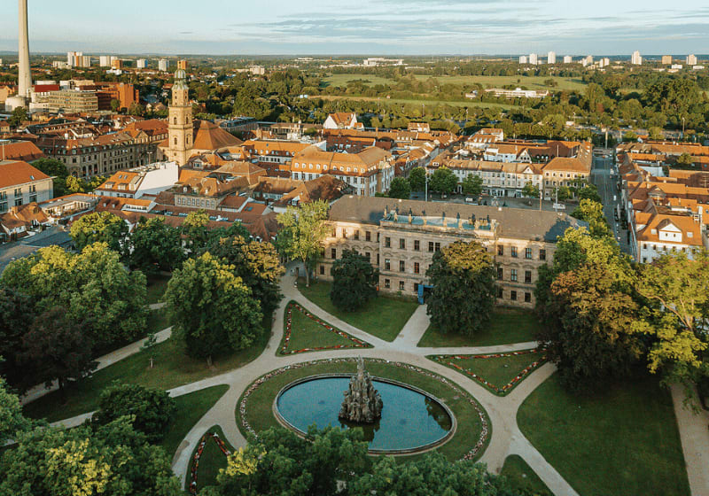 Luftaufnahme der Stadt Erlangen mit Blick auf das Schloss und den Hugenottenbrunnen.