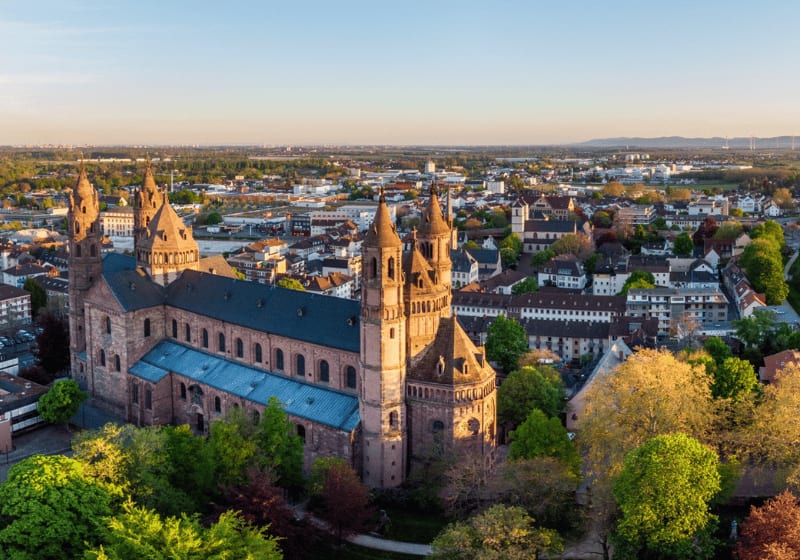 Luftbild der Stadt Worms mit dem Dom St. Peter im Vordergrund.