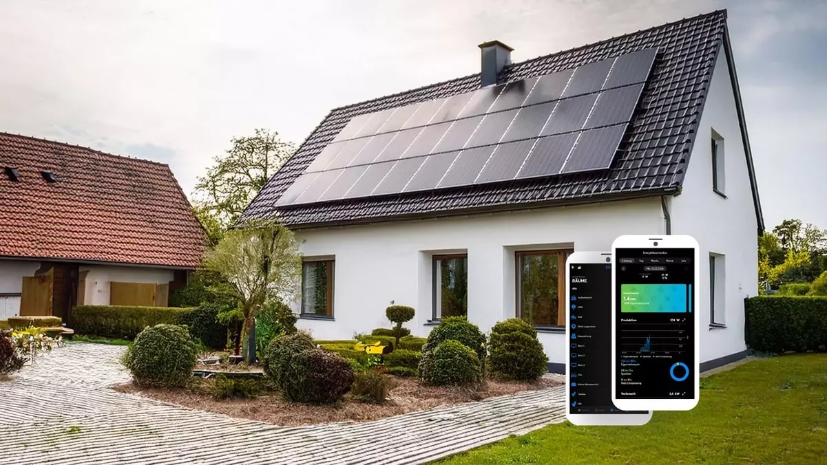 Einfamilienhaus mit einer PV-Anlage auf dem Dach.