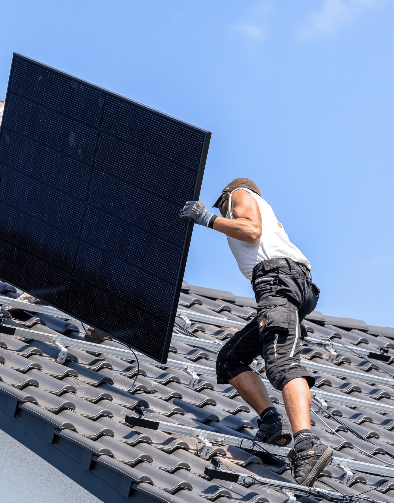 Installation von Solarmodulen auf dem Dach.