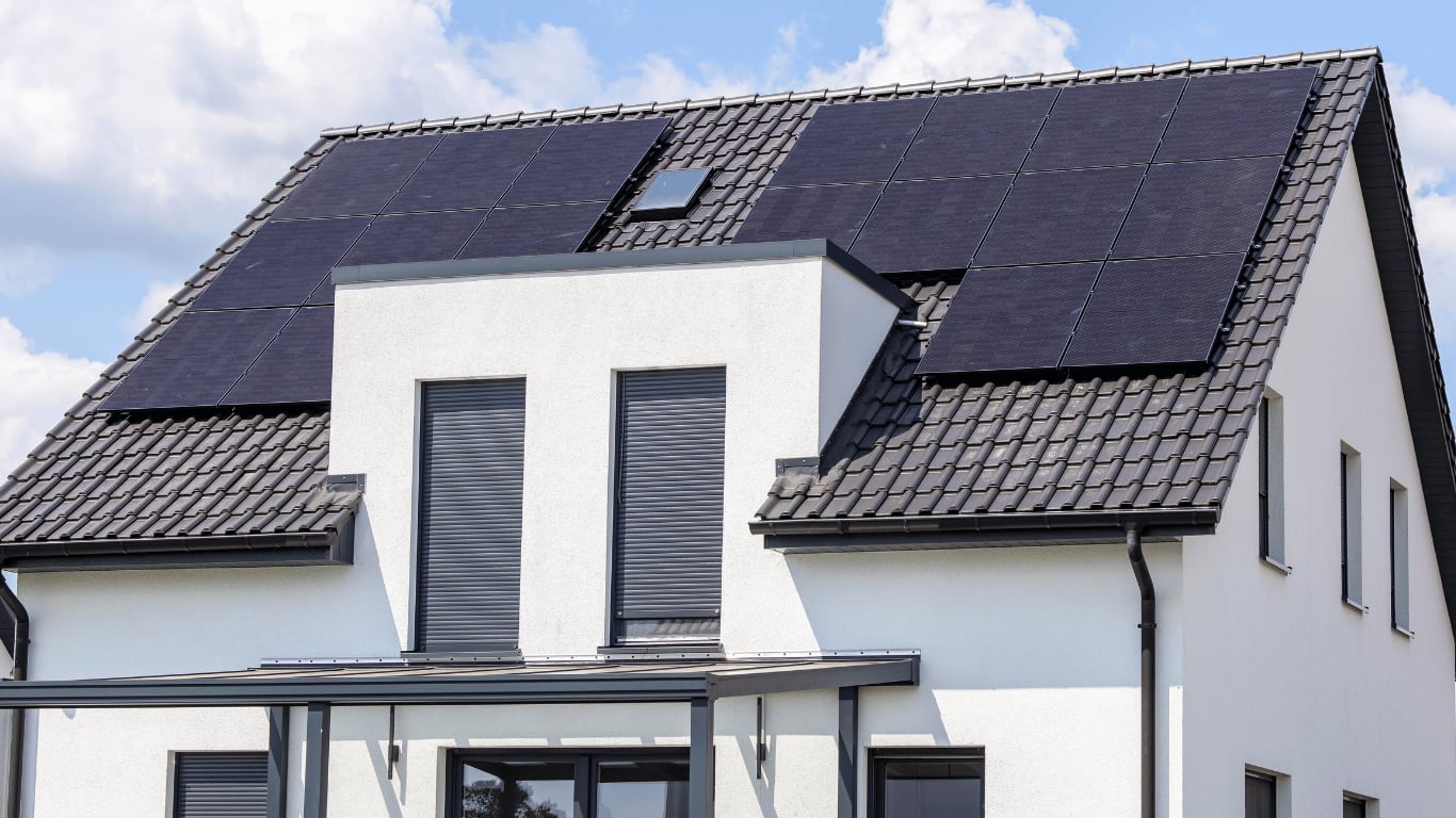 Einfamilienhaus mit PV-Anlage.