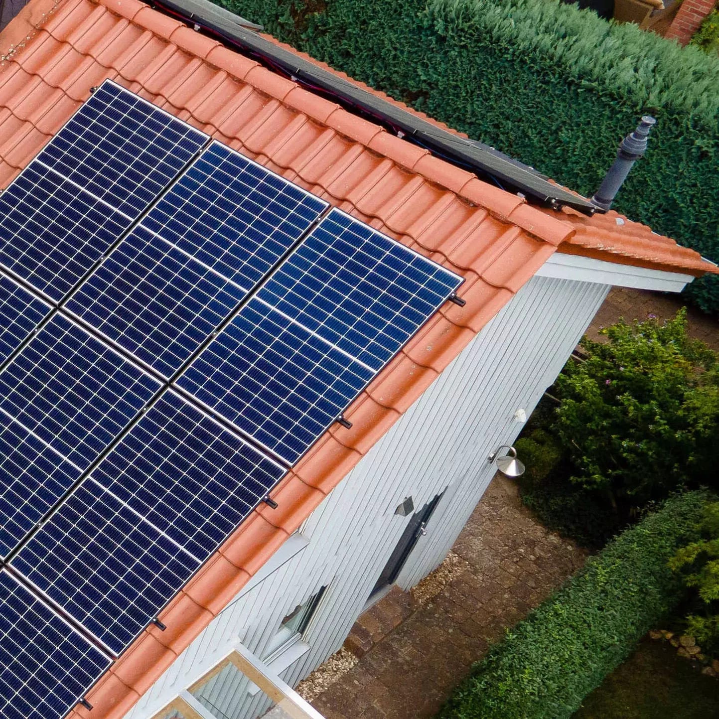 Dach eines Einfamilienhauses mit PV-Anlage