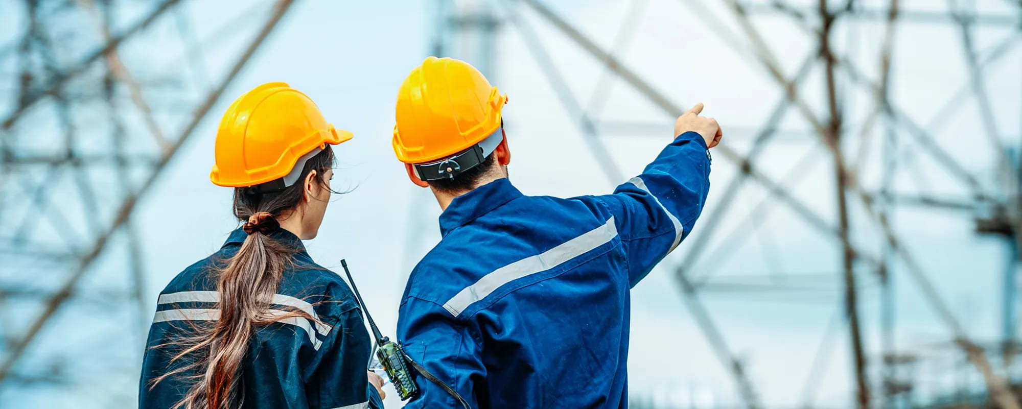 Zwei CUN Arbeiter am Umspannwerk