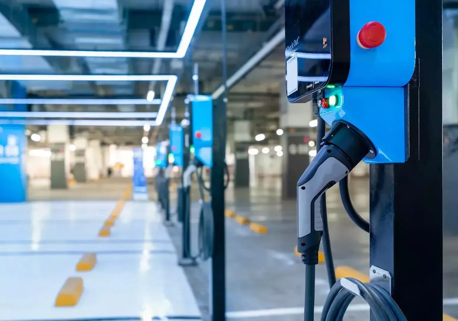 Halle mit mehreren Wallboxen