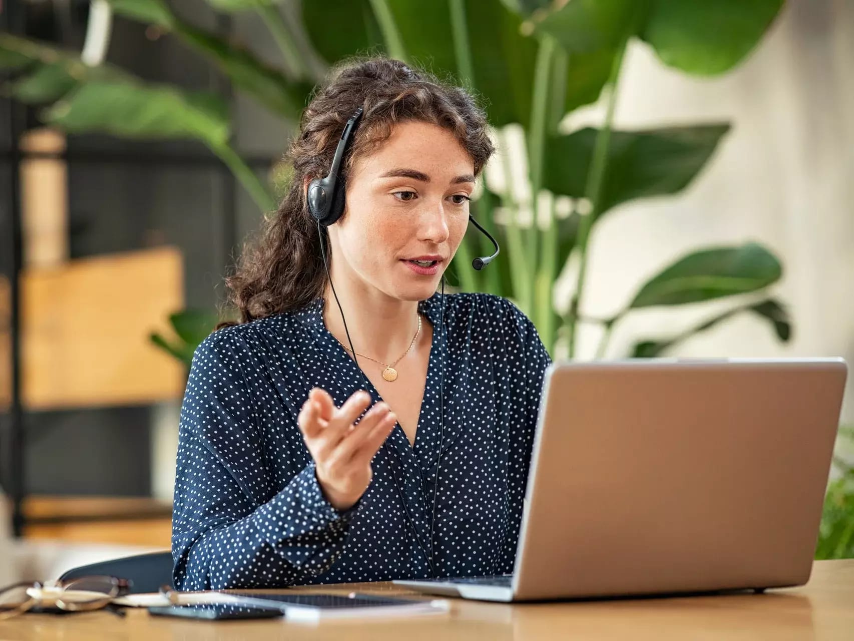 Servicemitarbeiterin während eines Kundentermins