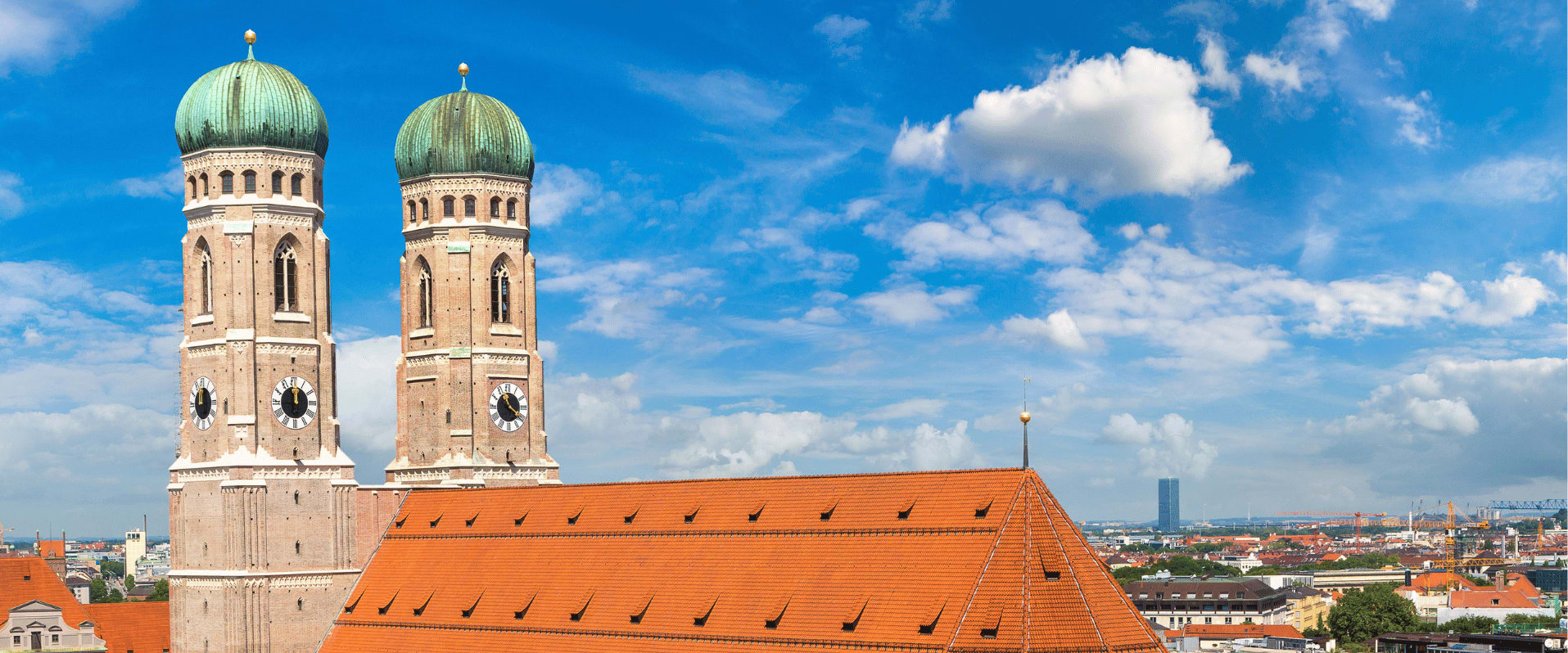 Blick auf die Münchner Frauenkirche mit den charakteristischen Zwiebeltürmen.