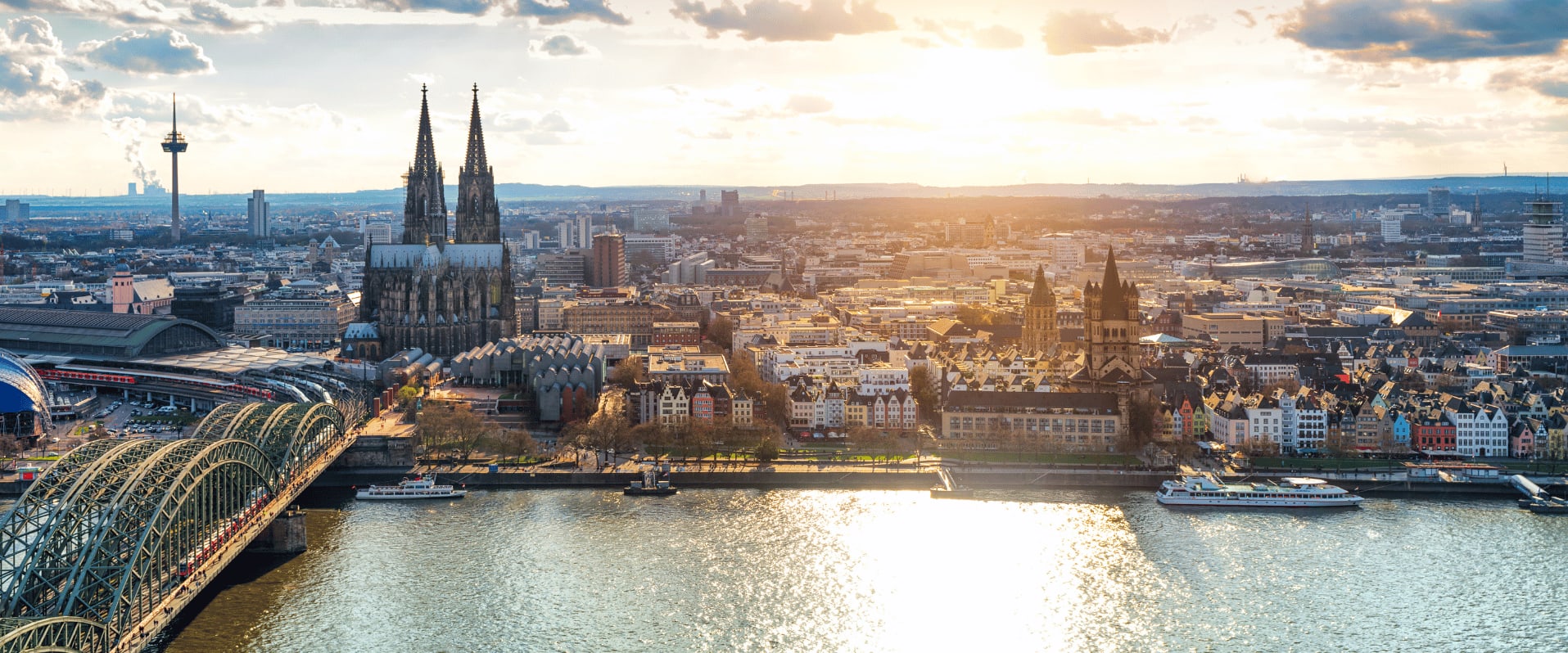 Großansicht auf den Kölner Dom un den Stadtkern.