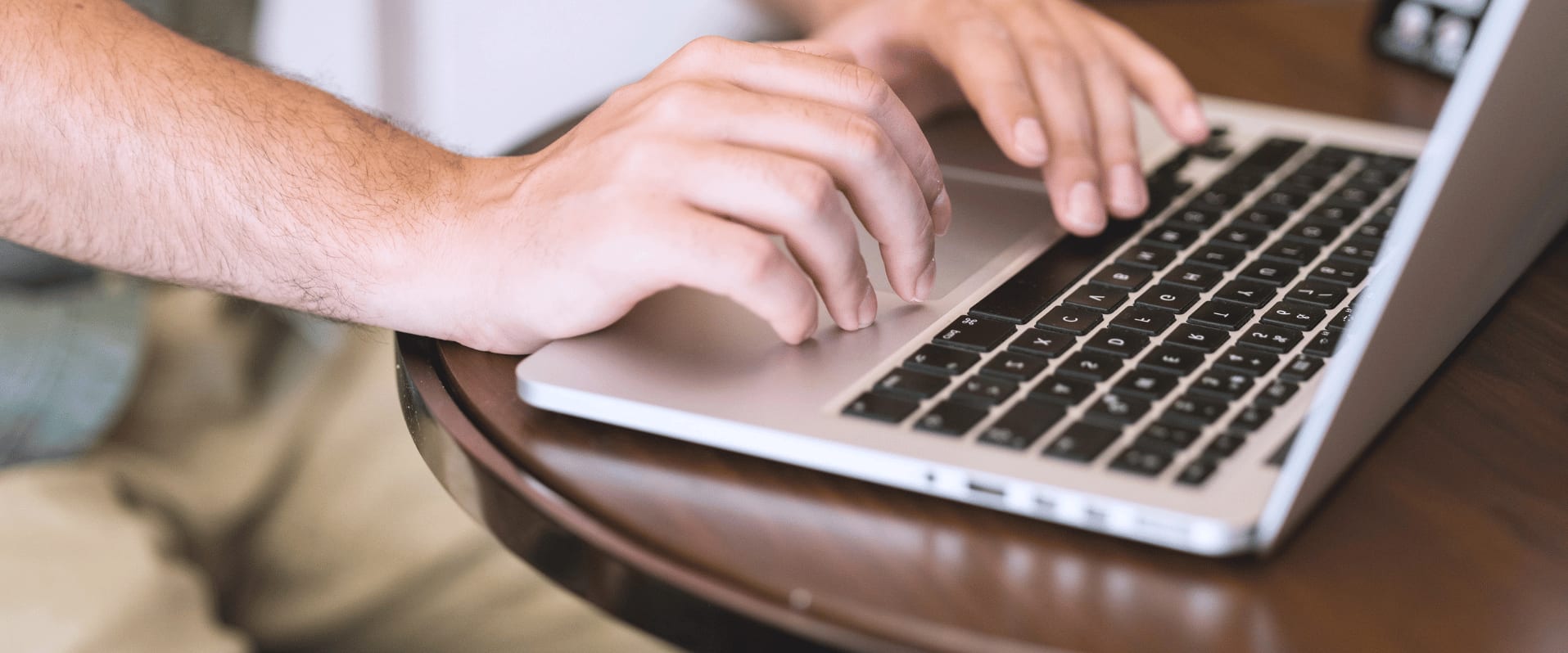 Zwei tippende Hände am Laptop