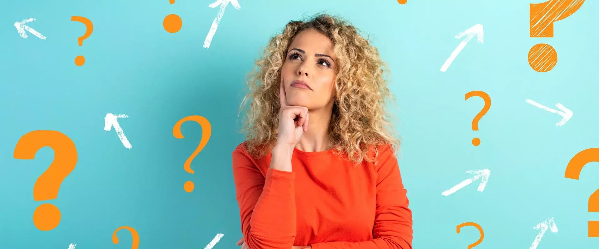 Eine nachdenklich schauende Frau mit lockigem blondem Haar und rotem Oberteil steht vor einem türkisfarbenen Hintergrund mit orangefarbenen Fragezeichen und weißen Pfeilen.