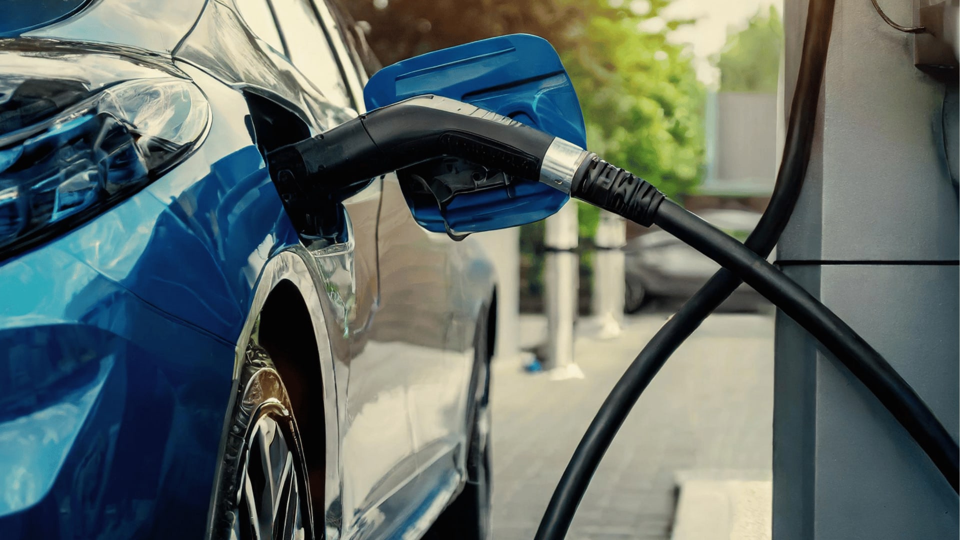 Blaues Elektroauto an der Ladesäule.