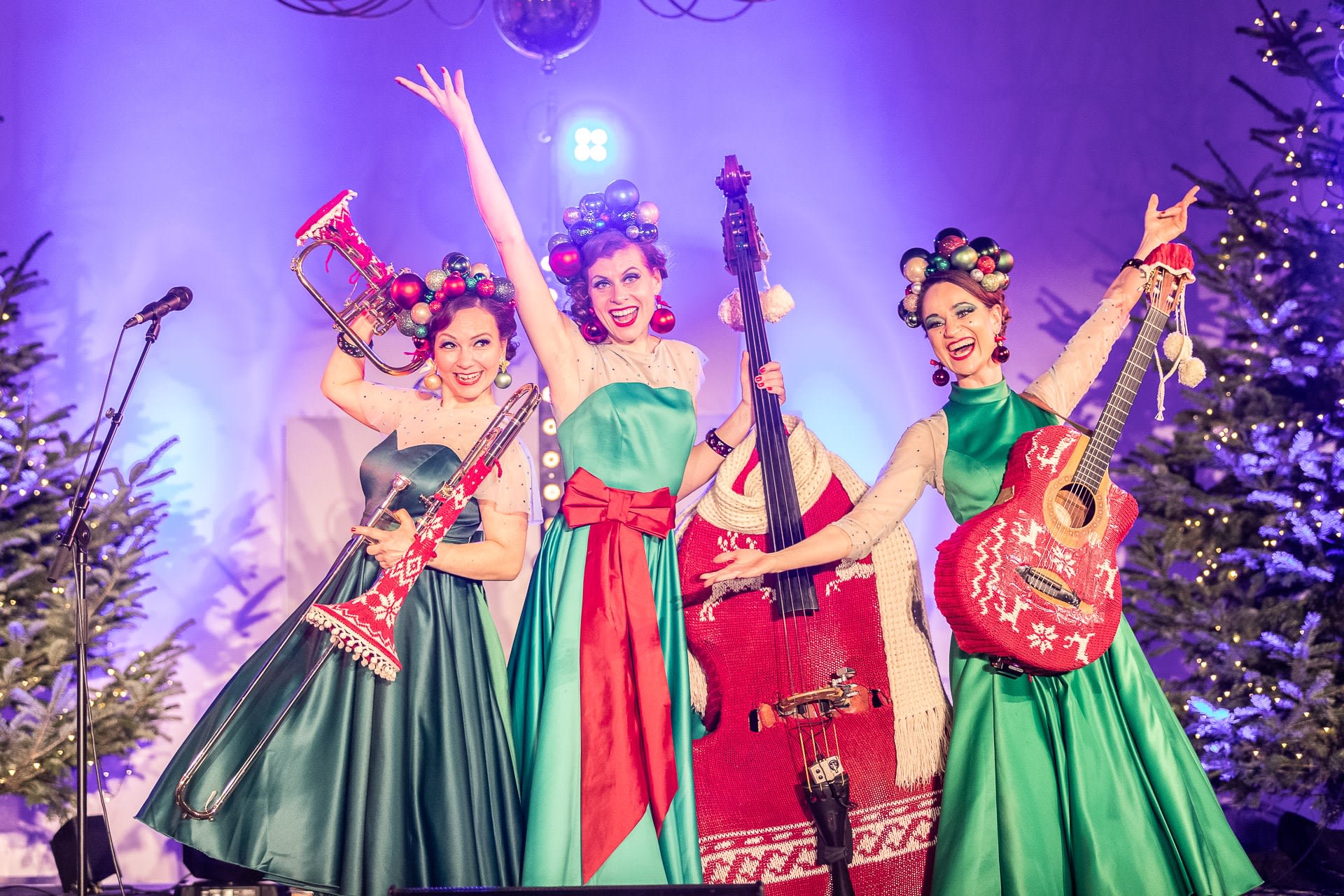 Zucchini Sistaz auf einer Bühne mit Instrumenten.