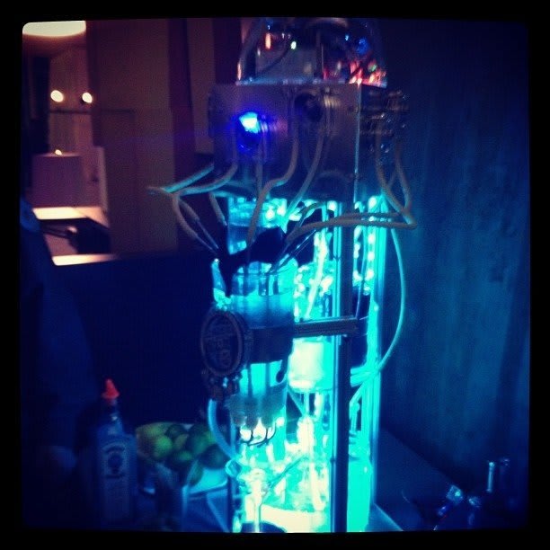 koktely-hazirlayan-robot_k2z1c7