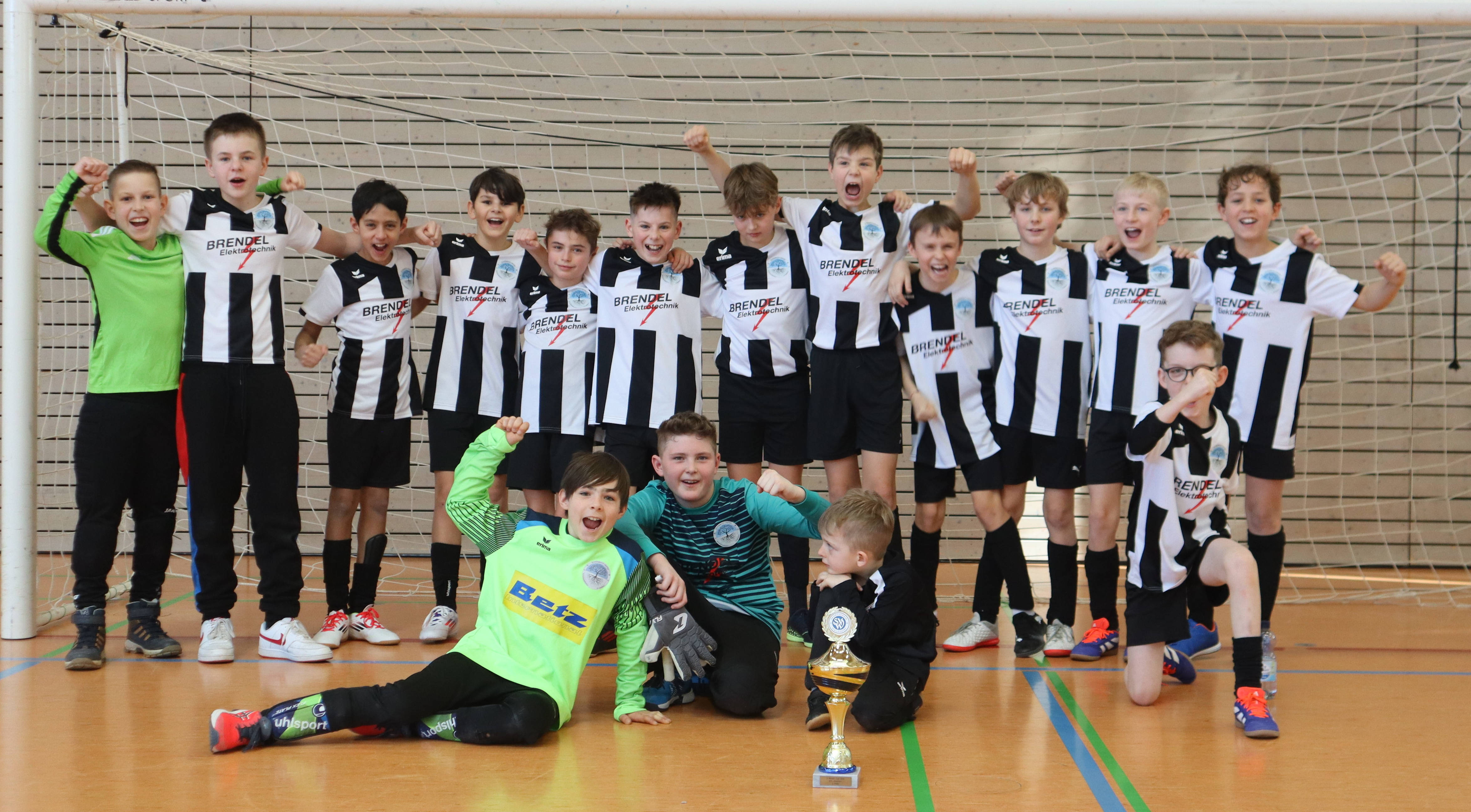 Unsere Jungs mit ihrem wohlverdienten Pokal
