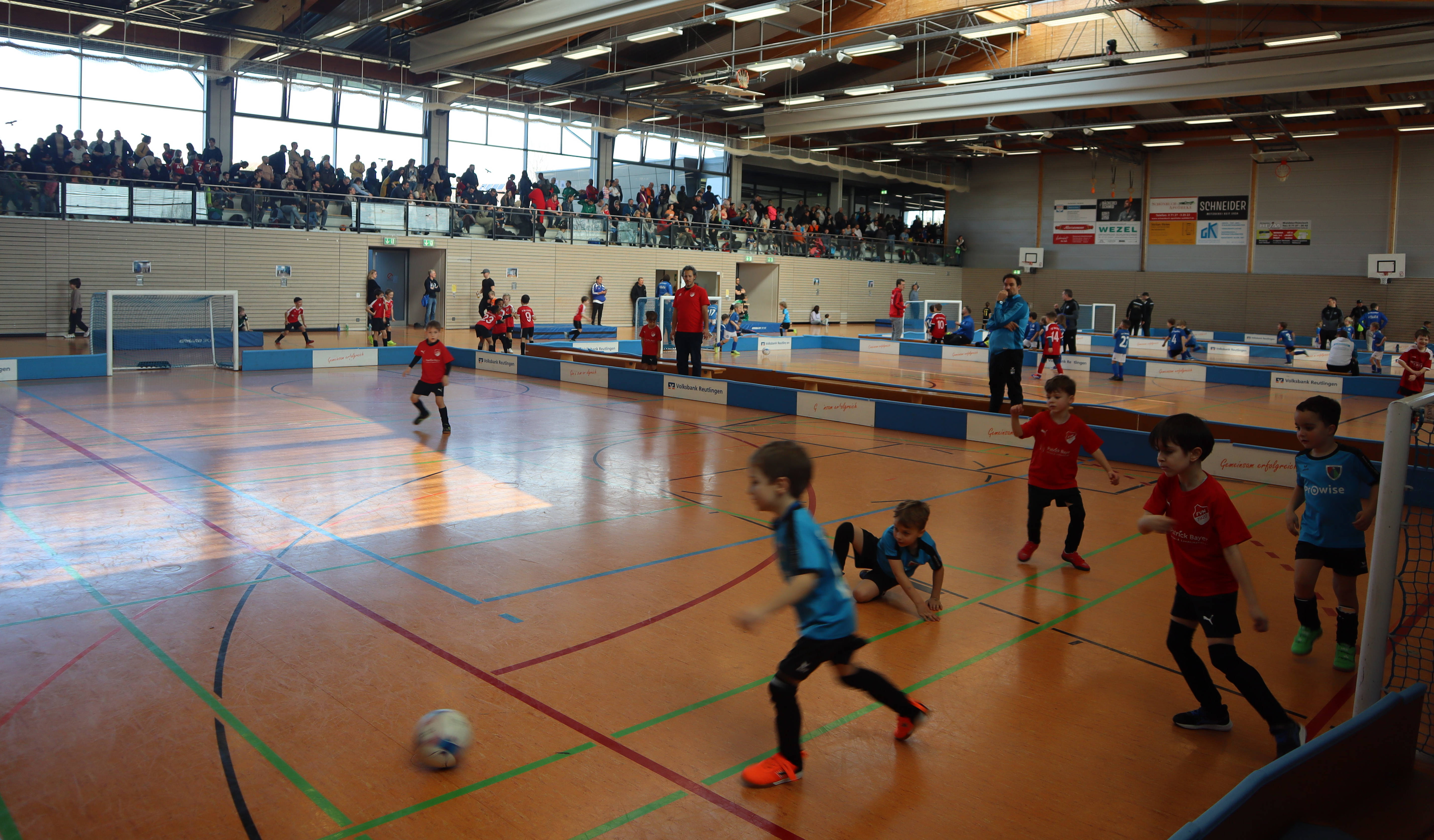 Volle Spielfelder, volle Tribüne
