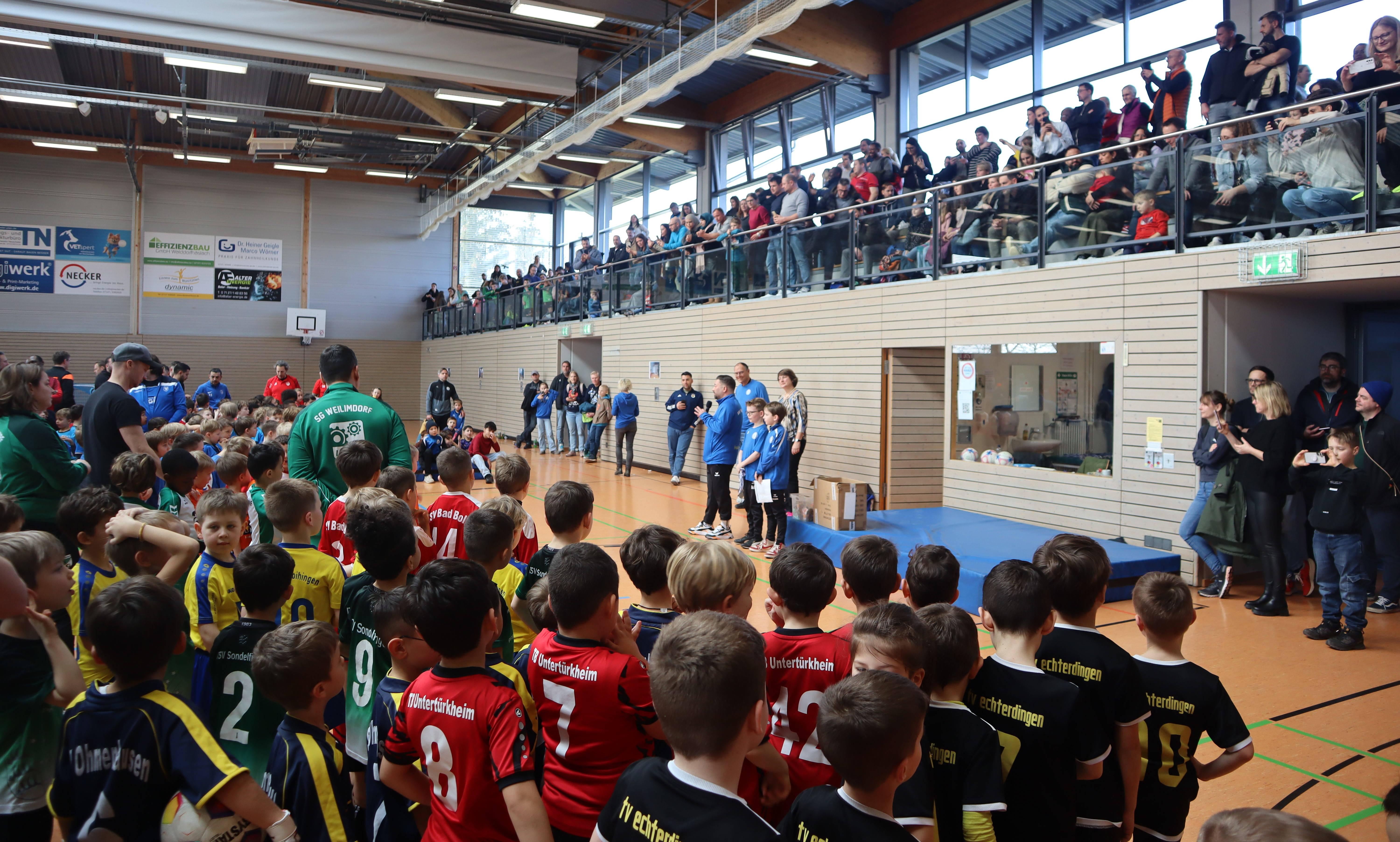 Die jungen KickerInnen bei der Siegerehrung