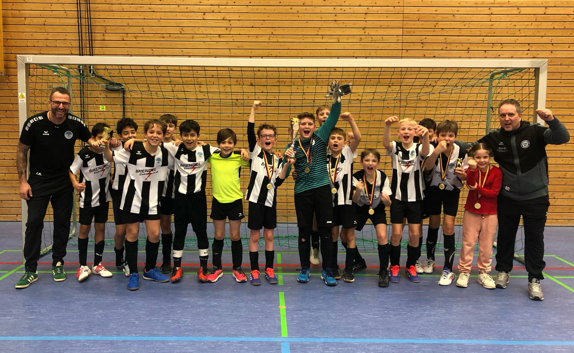 Unsere stolze Truppe mit ihren 3(!) Pokalen