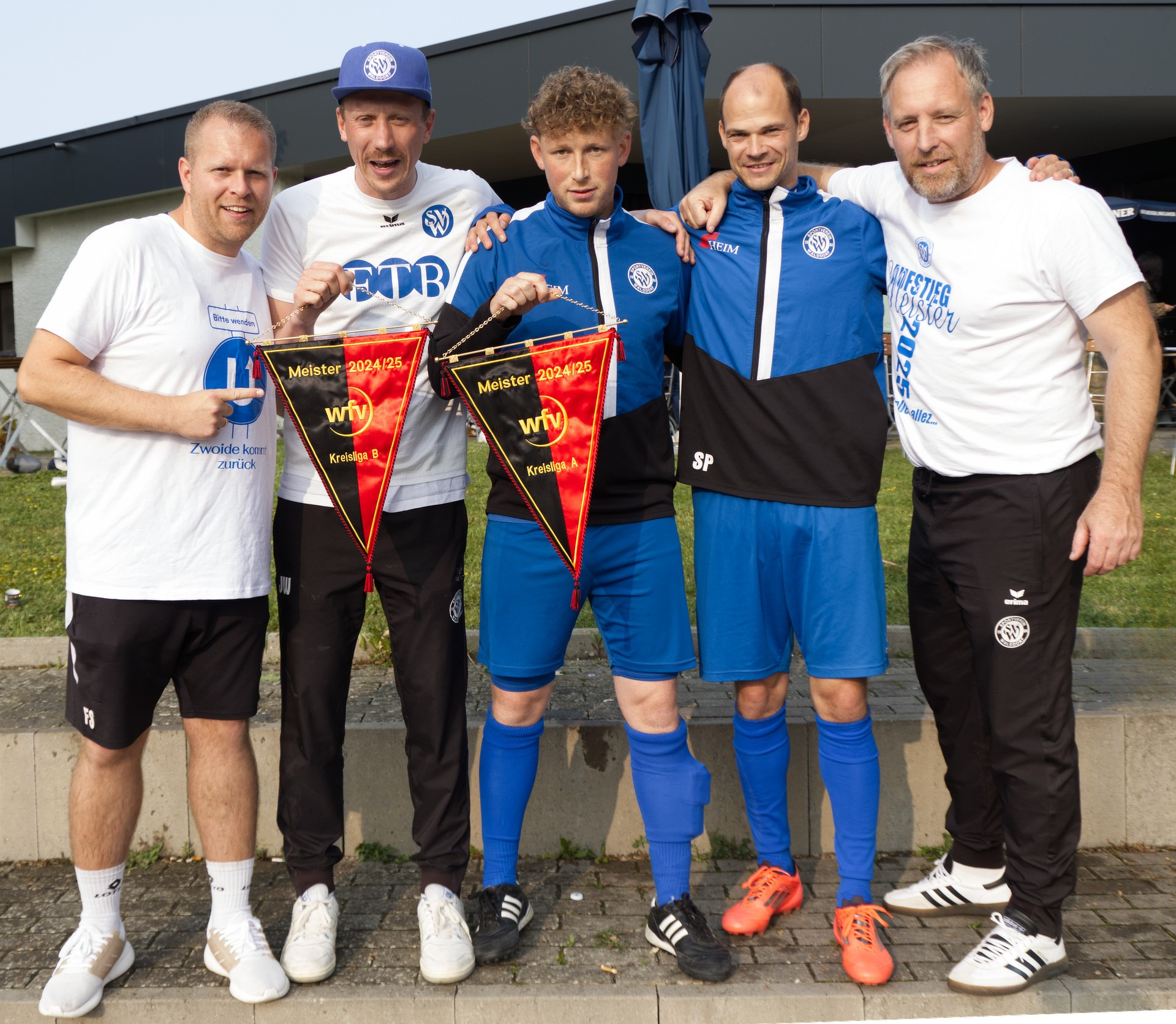 Trainerstab und Vorstand mit Wimpel (v.l.n.r): Fabian Schramm, Julian Wohlfarth, Maurice Heim, Sven Pichler, Björn Kittelmann