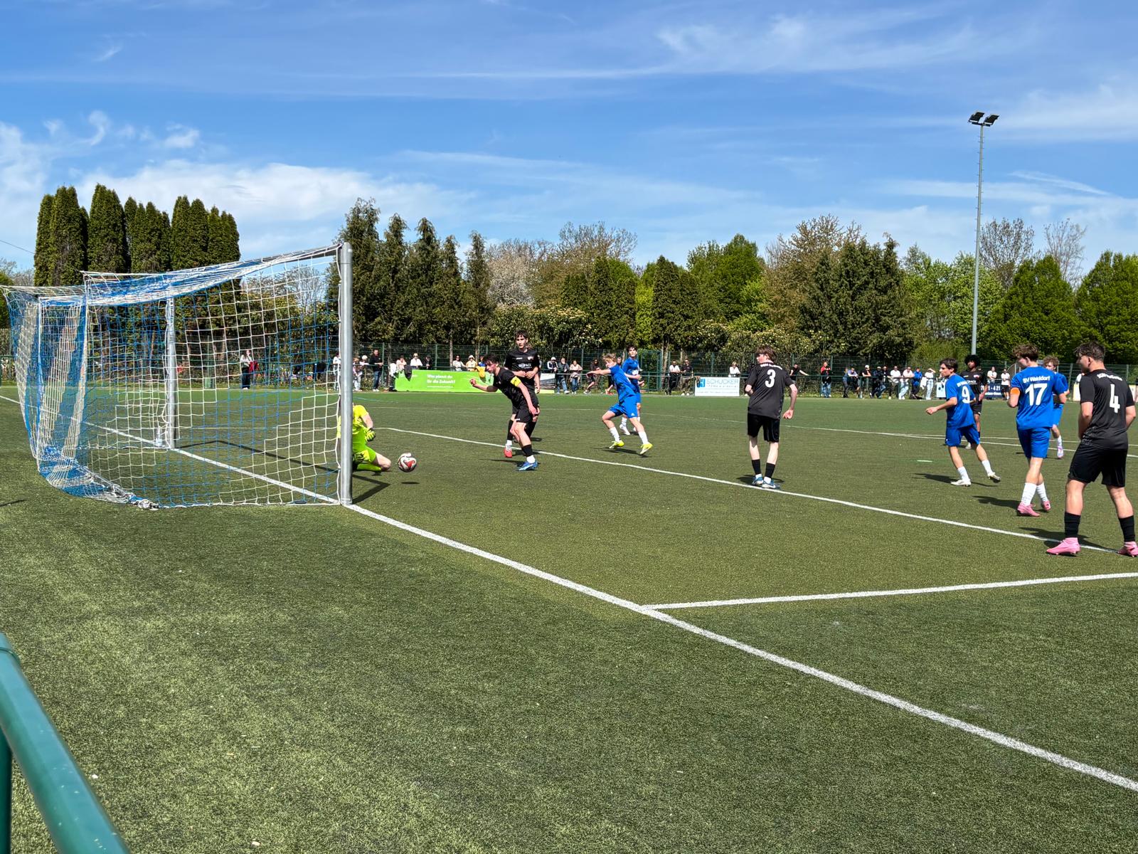 Der Ball rollt zum 4:0 über die Linie
