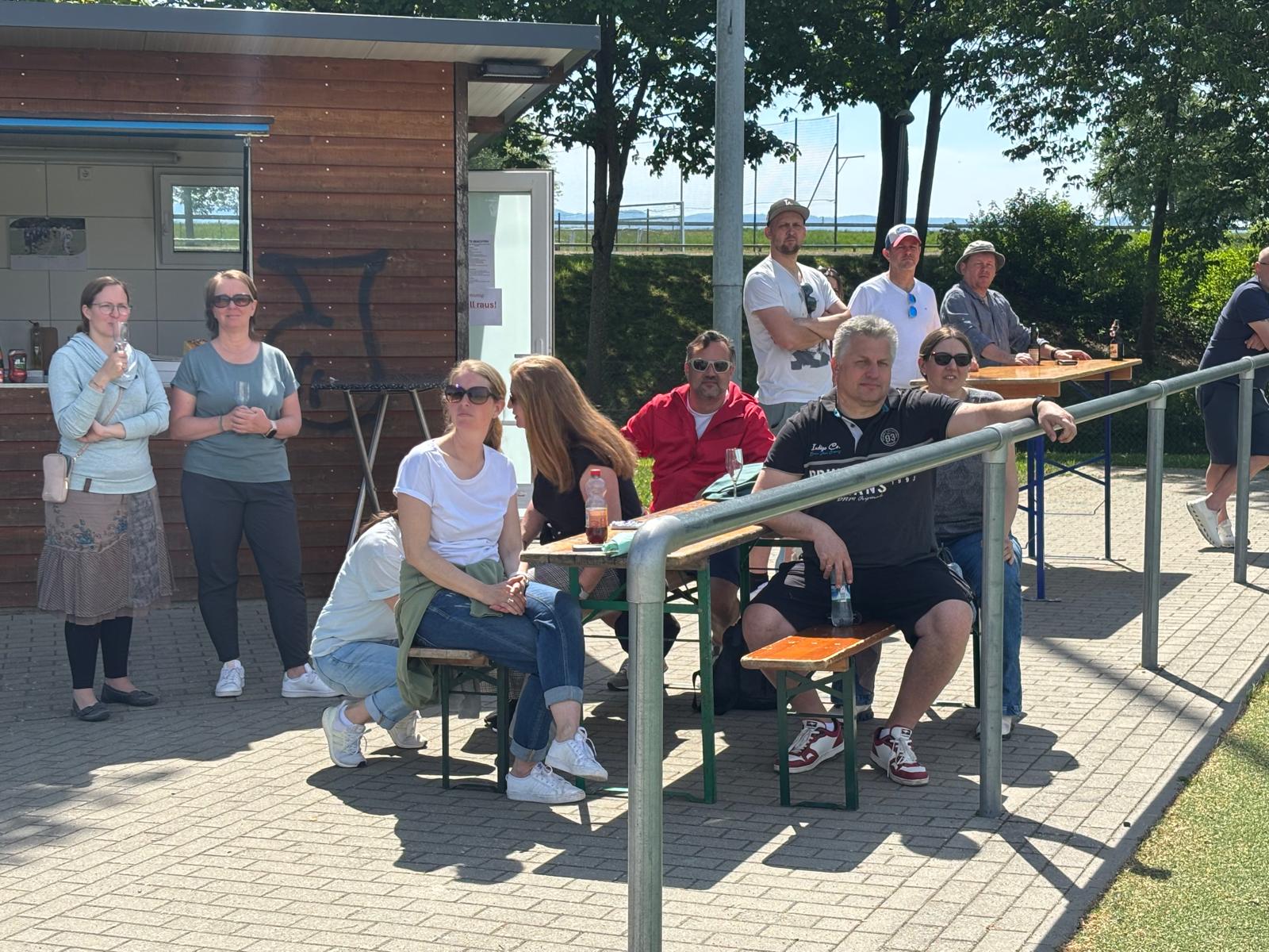Zahlreiche Zuschauer bei bestem Fußballwetter