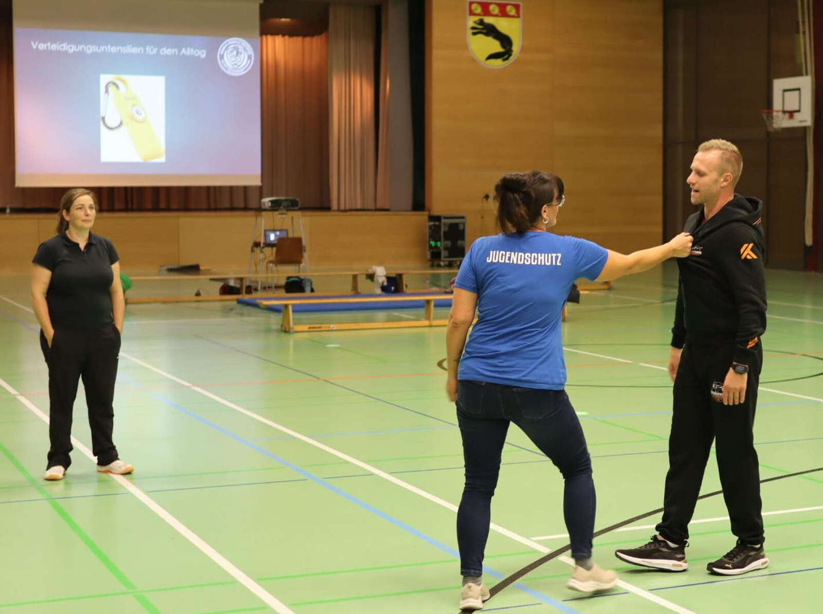 Nadine übt mit Michael Romeike eine Selbstverteidigungssituation