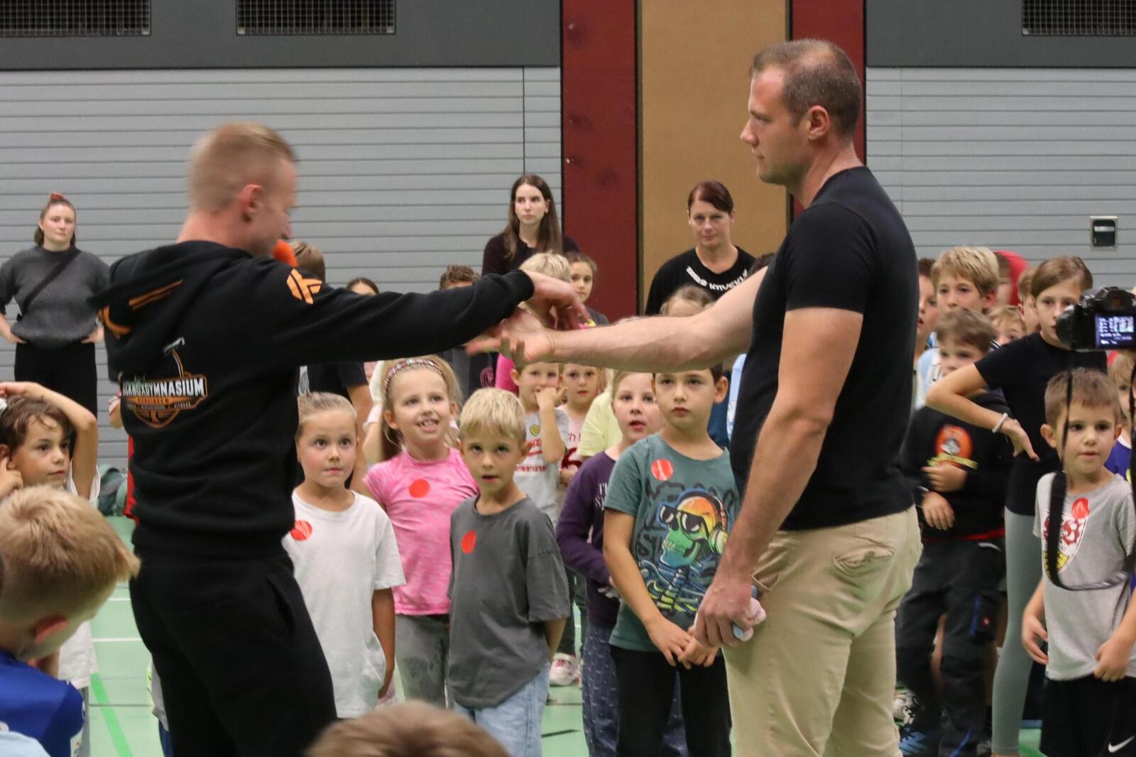 Michael Romeike zeigt den Kindern eine Befreiungstechnik
