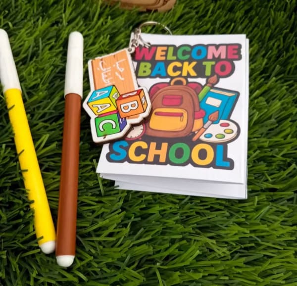 Mini carnet d'activités « Rentrée scolaire » + porte-clés ABC en bois – Cadeau enfant
