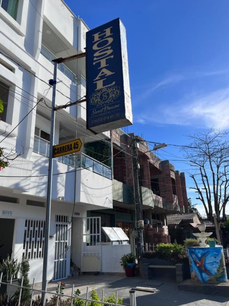 Fachada del hostal