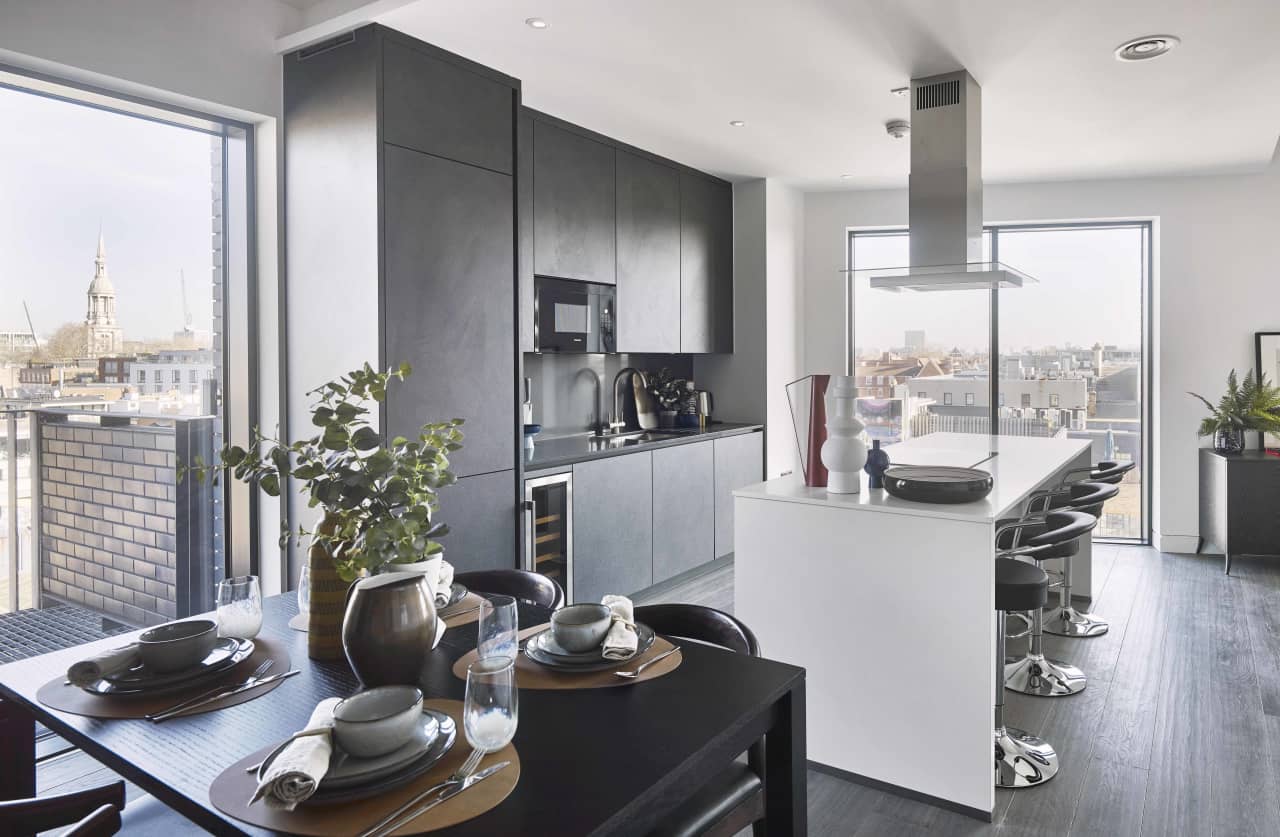 King John Court Balcony II Vacation Apartment in London Sweett