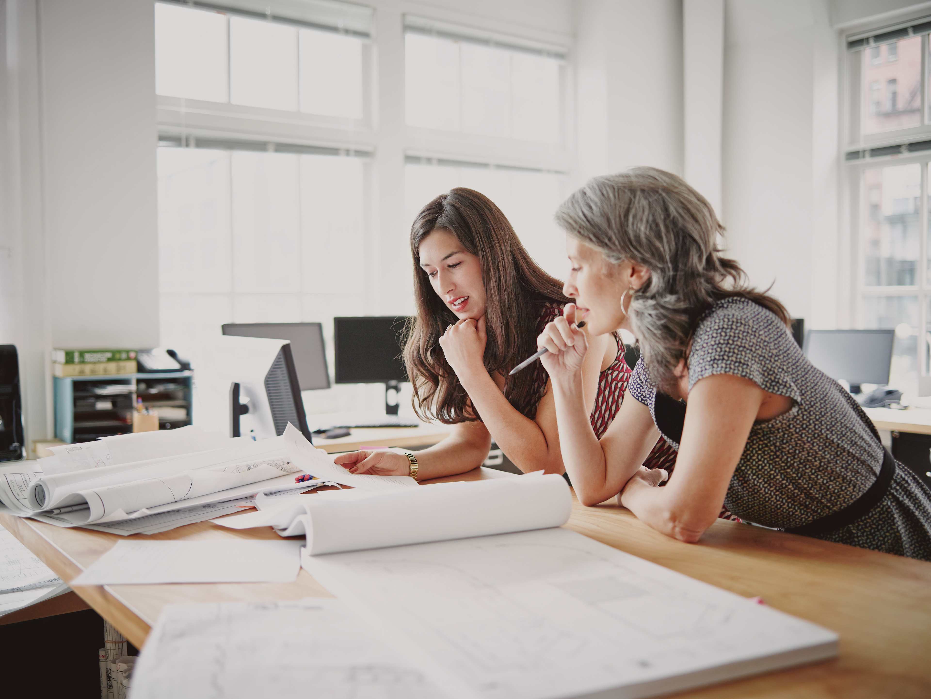 Business_Gespraech_Tisch_Frauen_Unterlagen_s_nrzv3n
