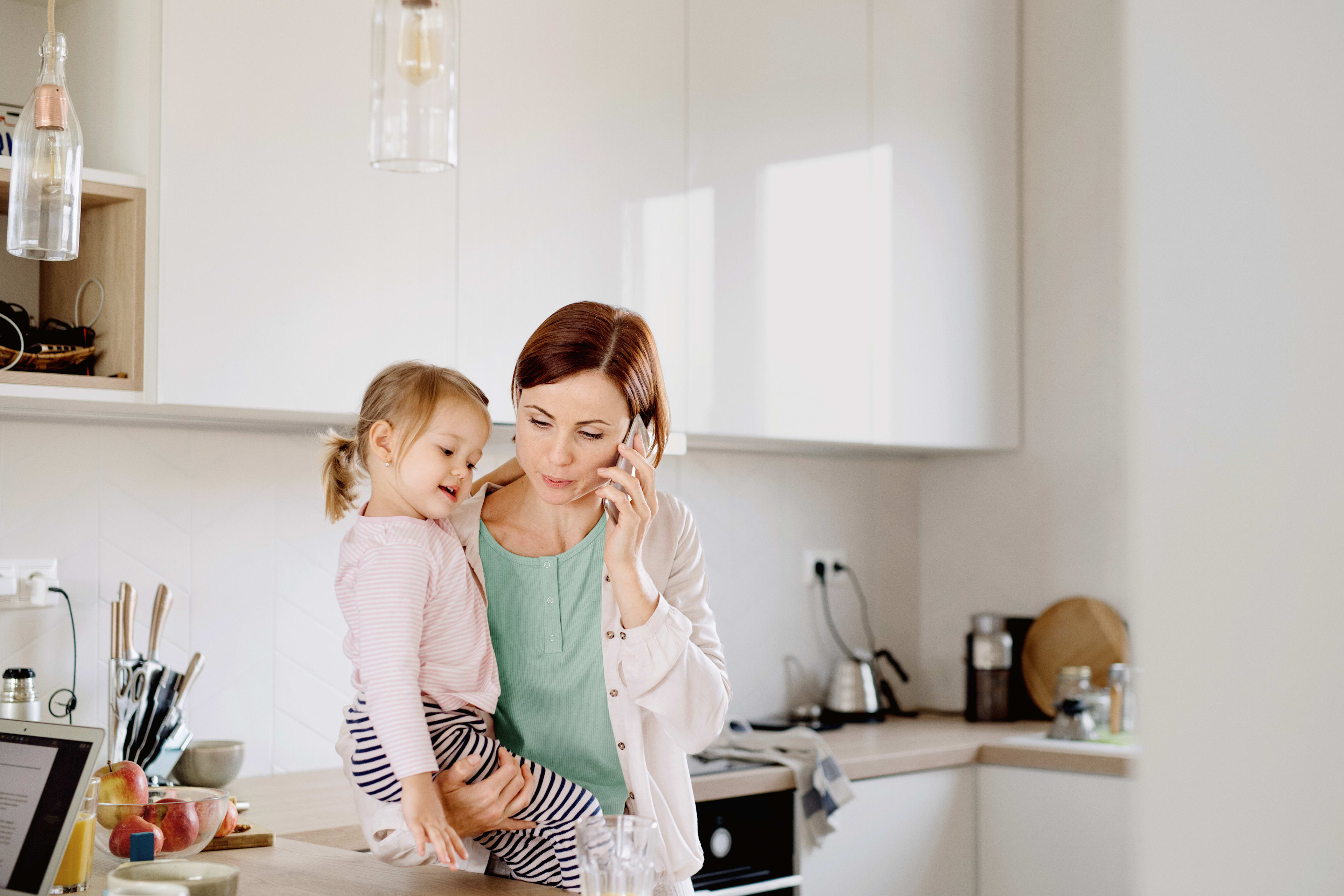 Gesundheit_Mutter_Kind_Krank_Kueche_Telefon_s_Freisteller_qrymfn