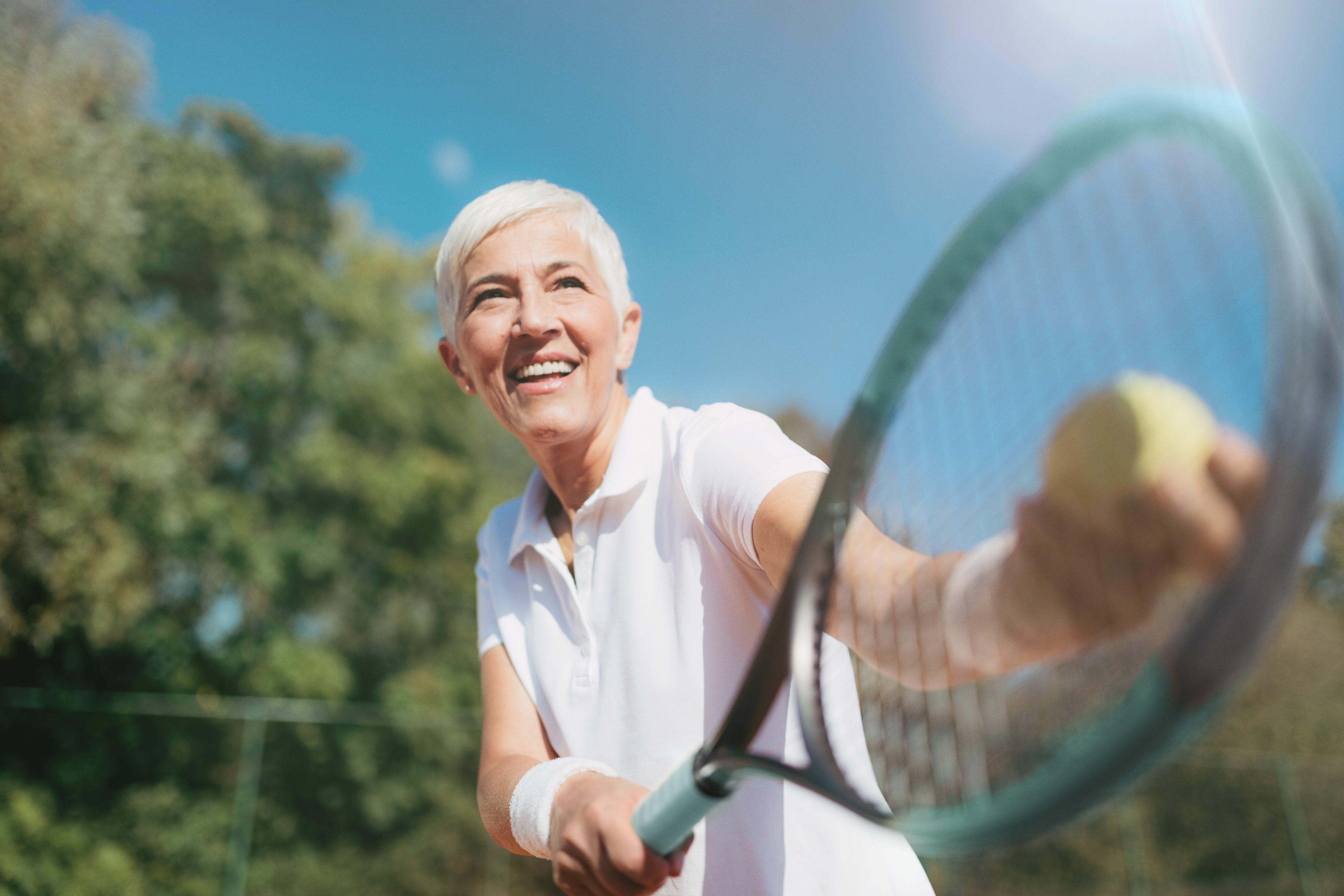 Bewegung_Tennis_Frau_Aufschlag_s_Freisteller_kxjewc