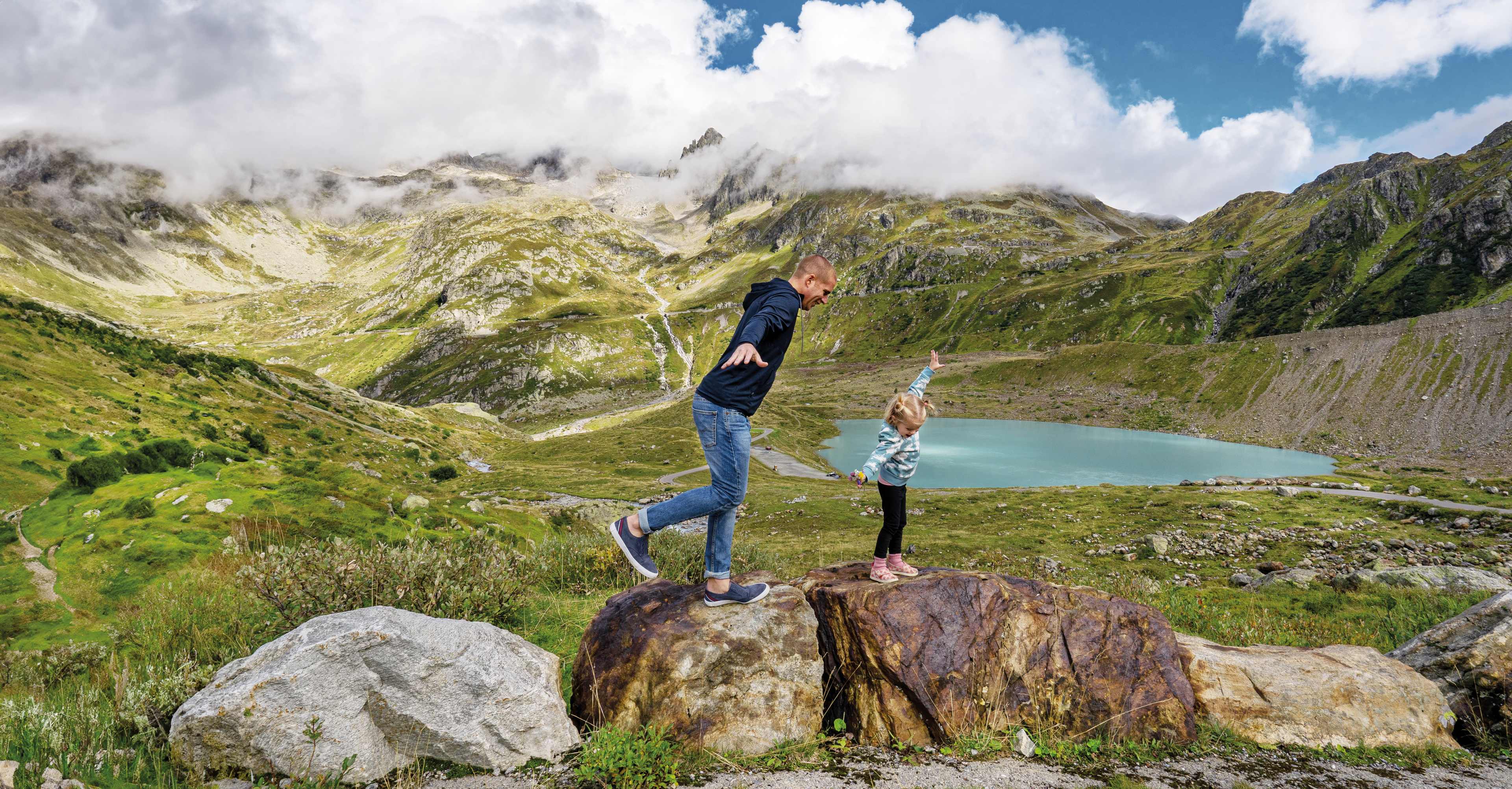 Bewegung_Wandern_Berge_Mann_Kind_s_lysxja