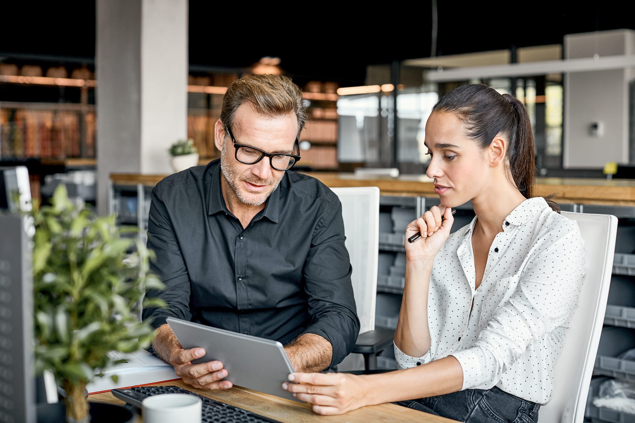 Business_Gespraech_Mann_Frau_Tablet_s_v1oaxg