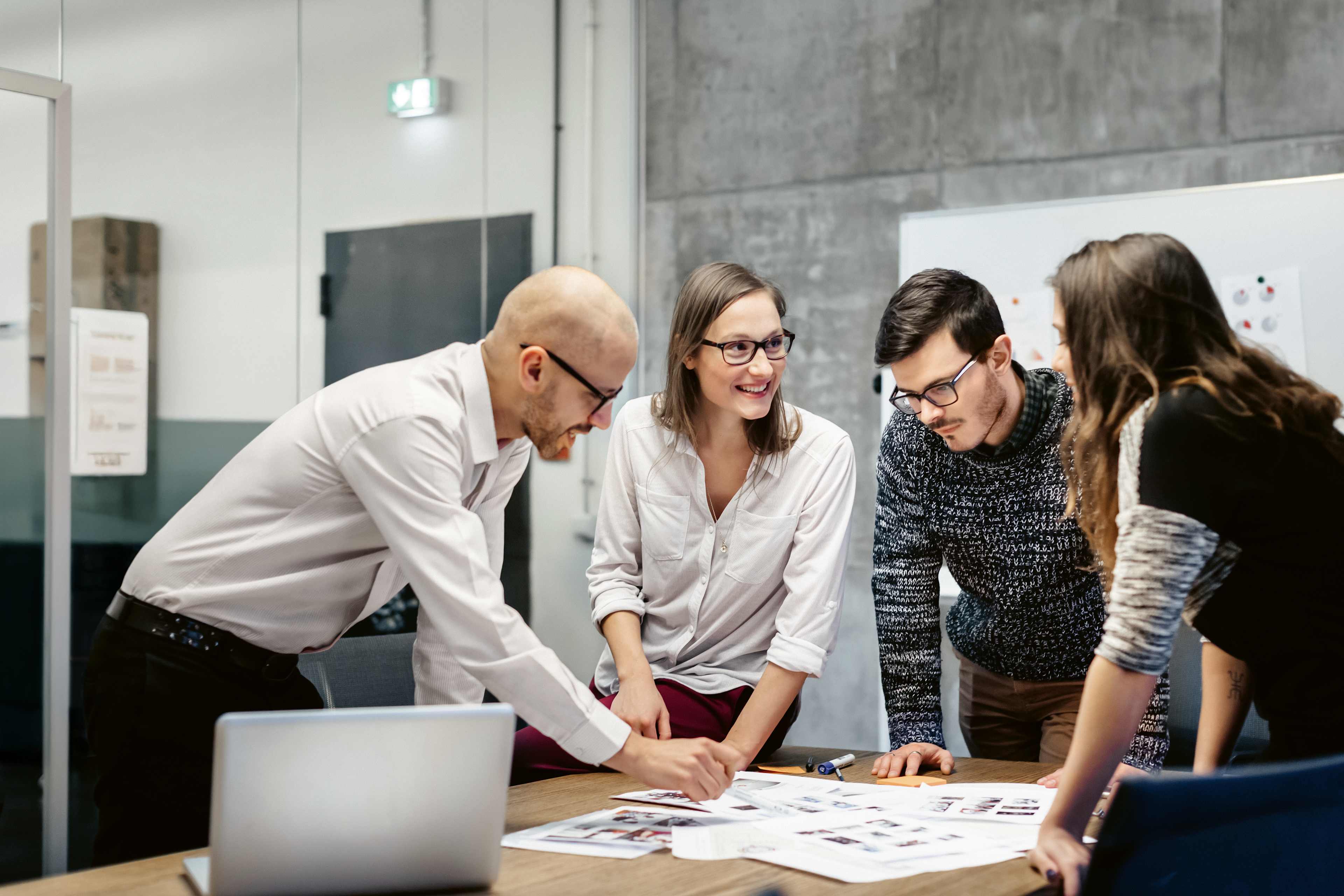 Business_Buero_Team_Besprechung_s_z7h3ce