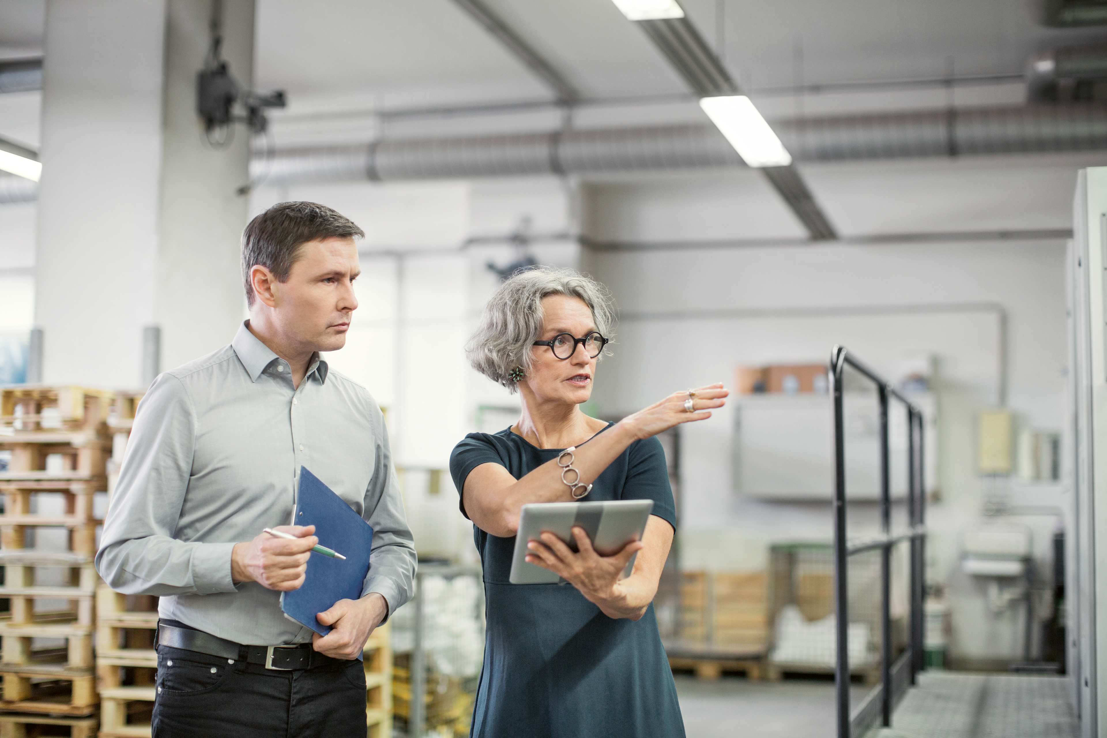 Business_Gespraech_Mann_Frau_Lagerhalle_s_jepdyc