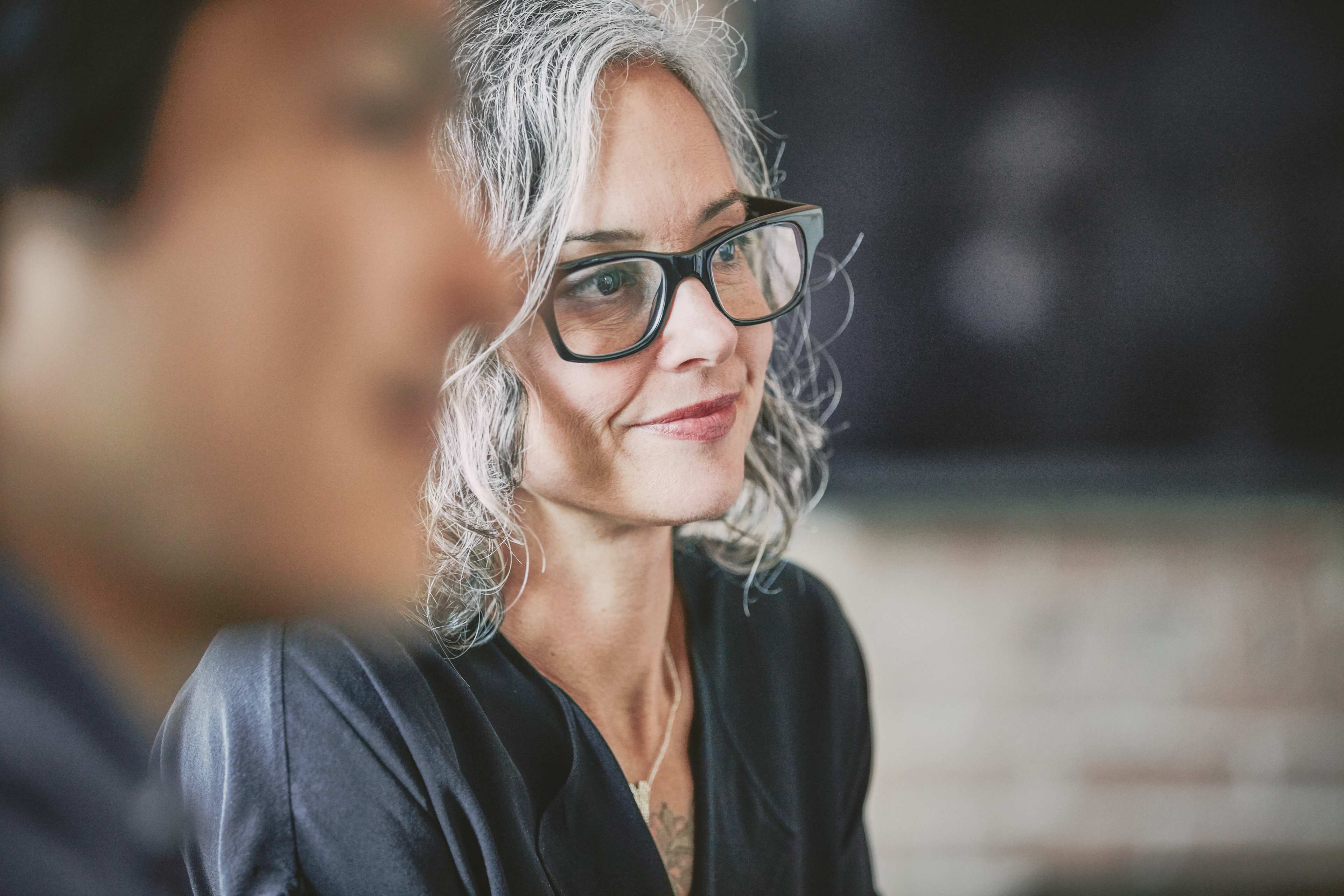 Business_Meeting_Frau_Brille_Zuhoeren_leistungserbringer_gesundheitsfoerderung_faq-tarif-595_s_rfwjvo