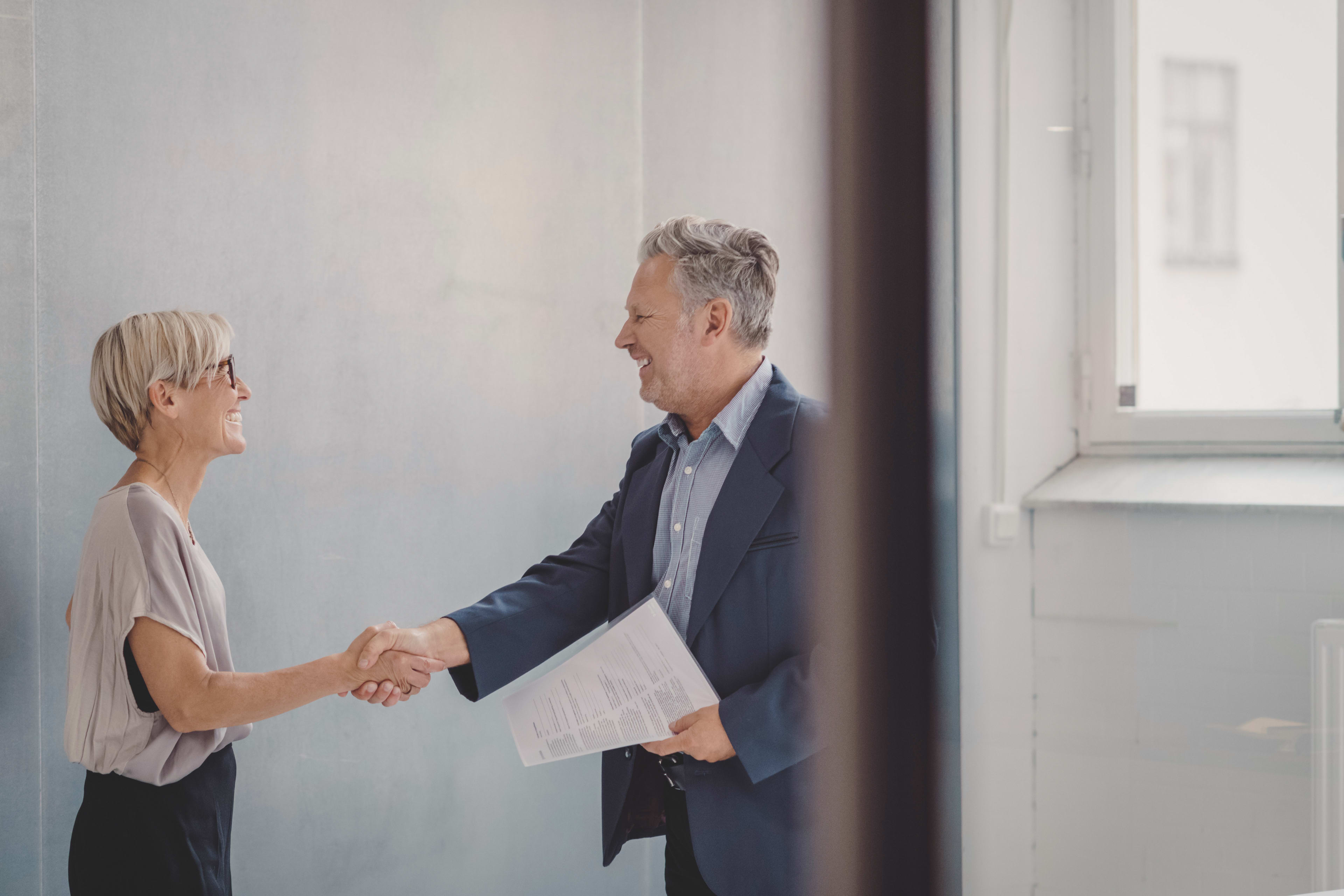 Business_Meeting_Handshake_Gang_s_utviyp