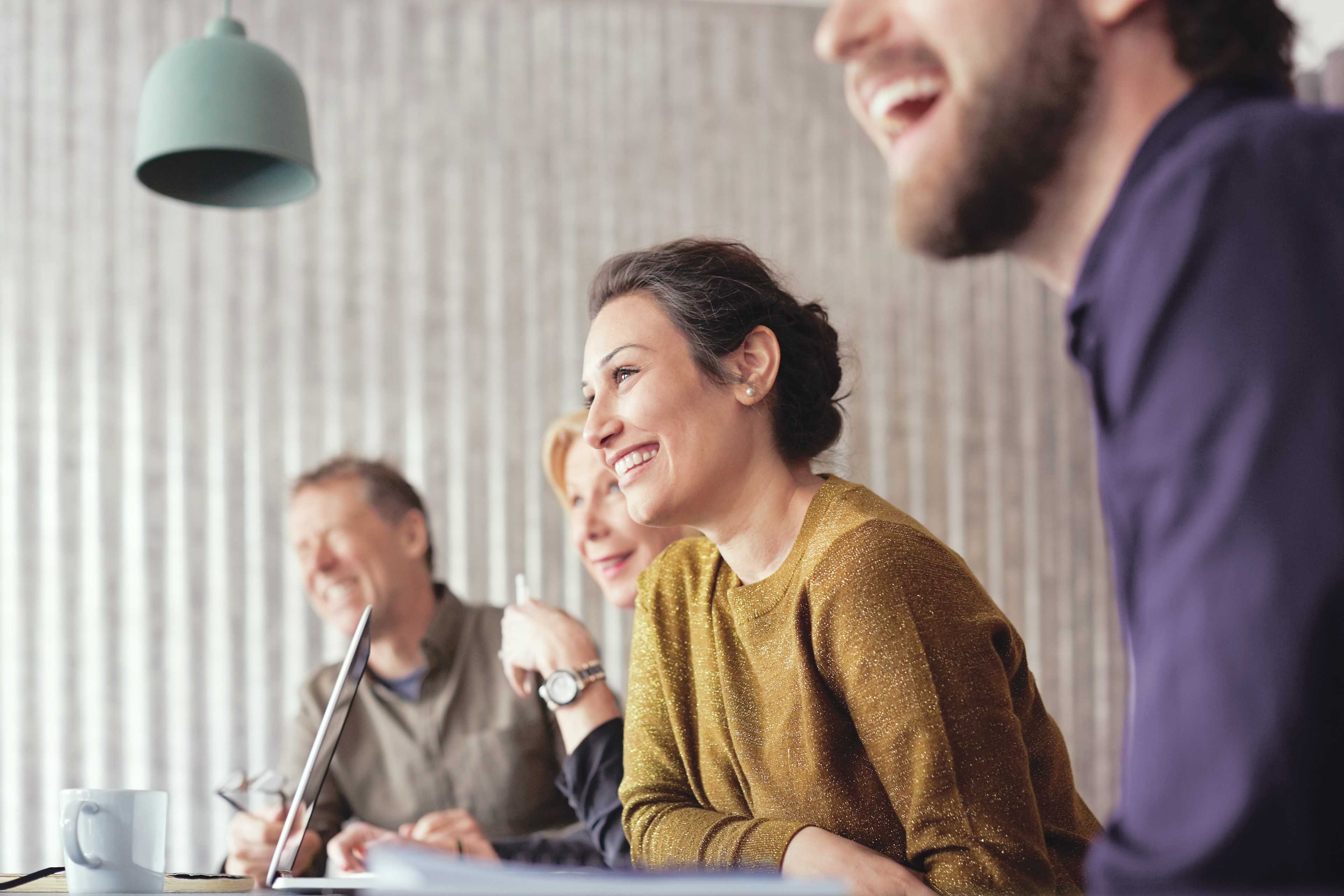 Business_Praesentation_Teilnehmer_Laecheln_partner_vermittler_schulungen_s_flapwk