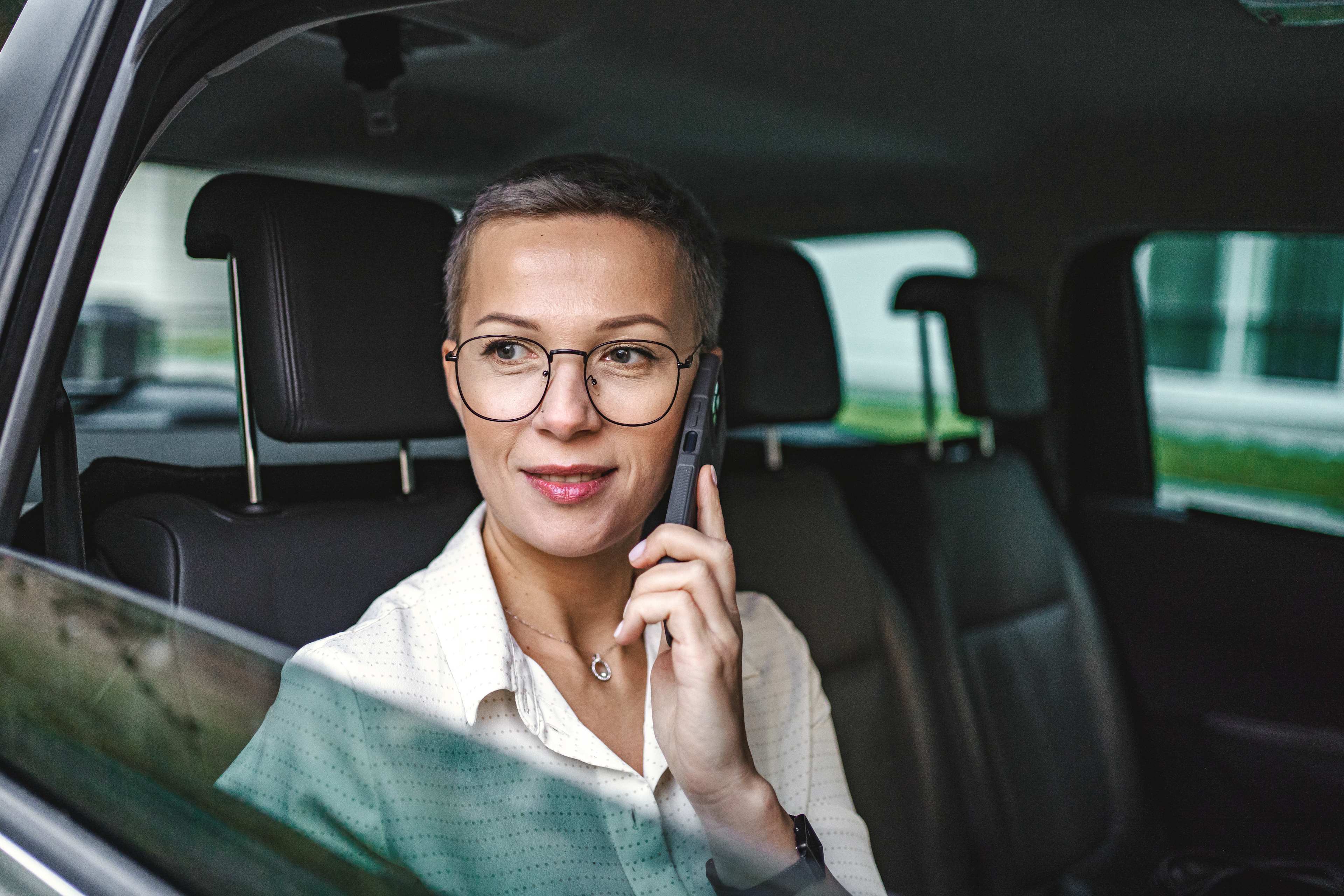 Business_Auto_Frau_Telefon_1_s_jwnhww