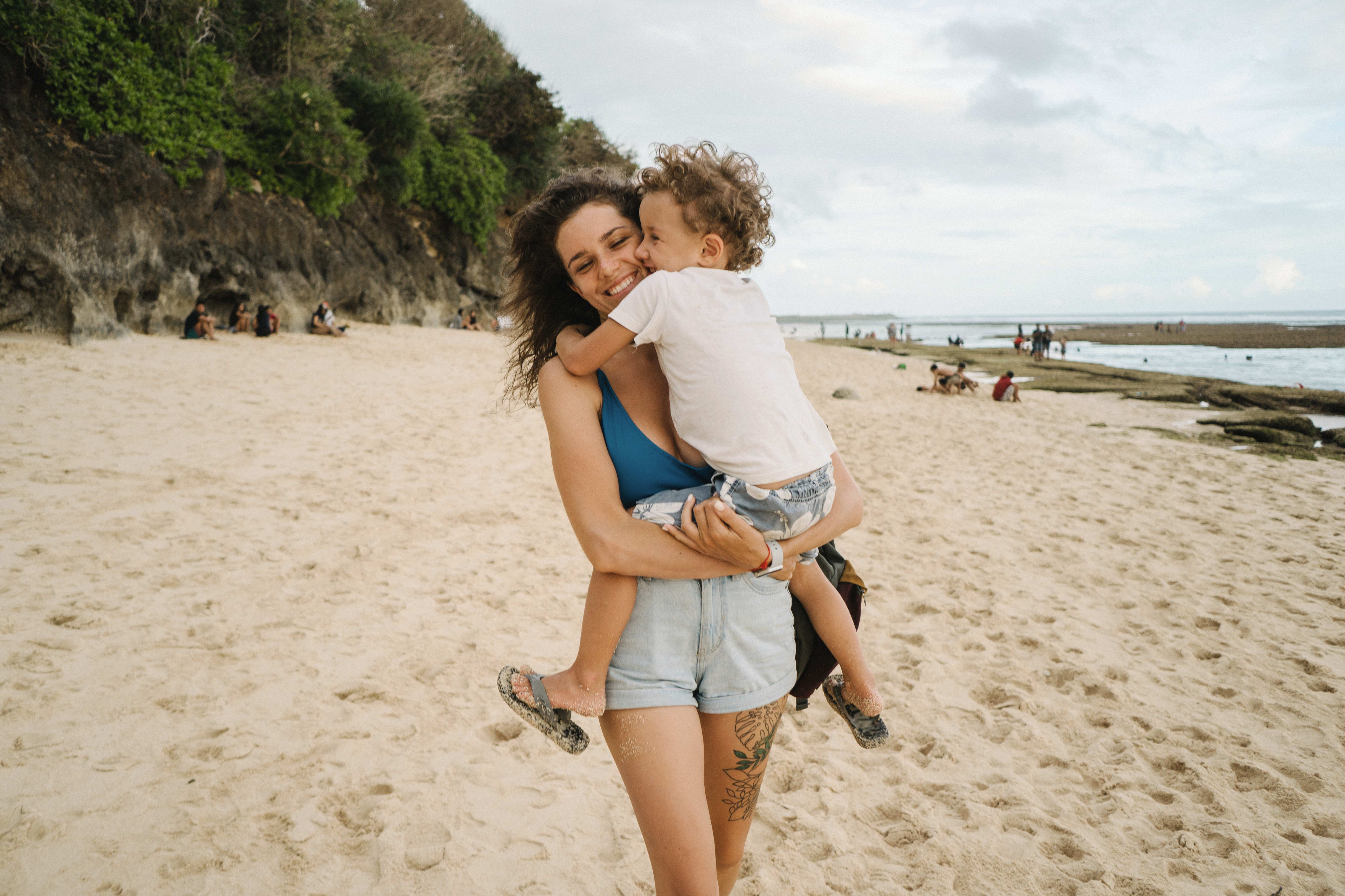 Familie_Reisen_Mutter_Sohn_Strand_s_b0uq6j