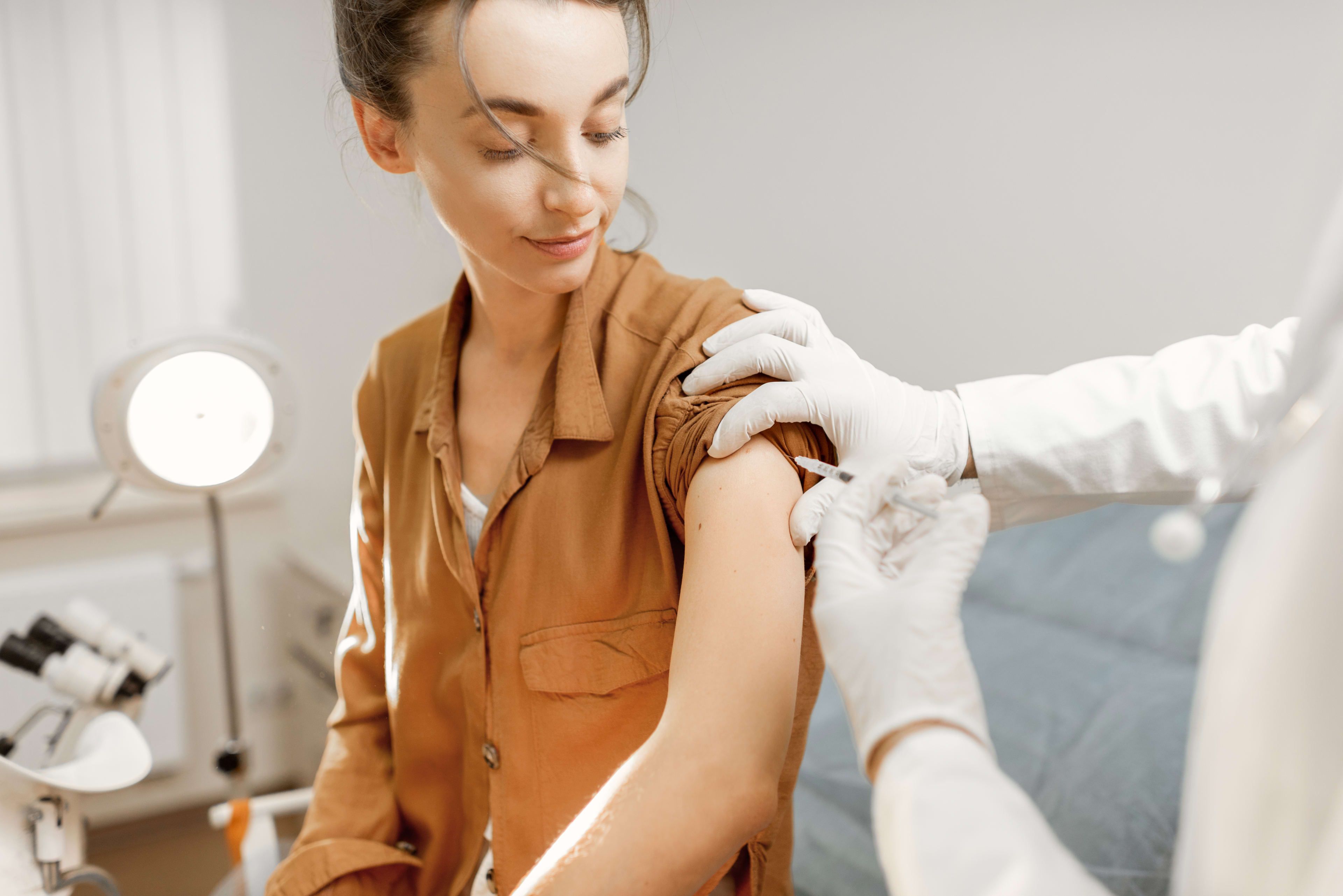 Gesundheit_Impfung_Patientin_Spritze_s_rainco