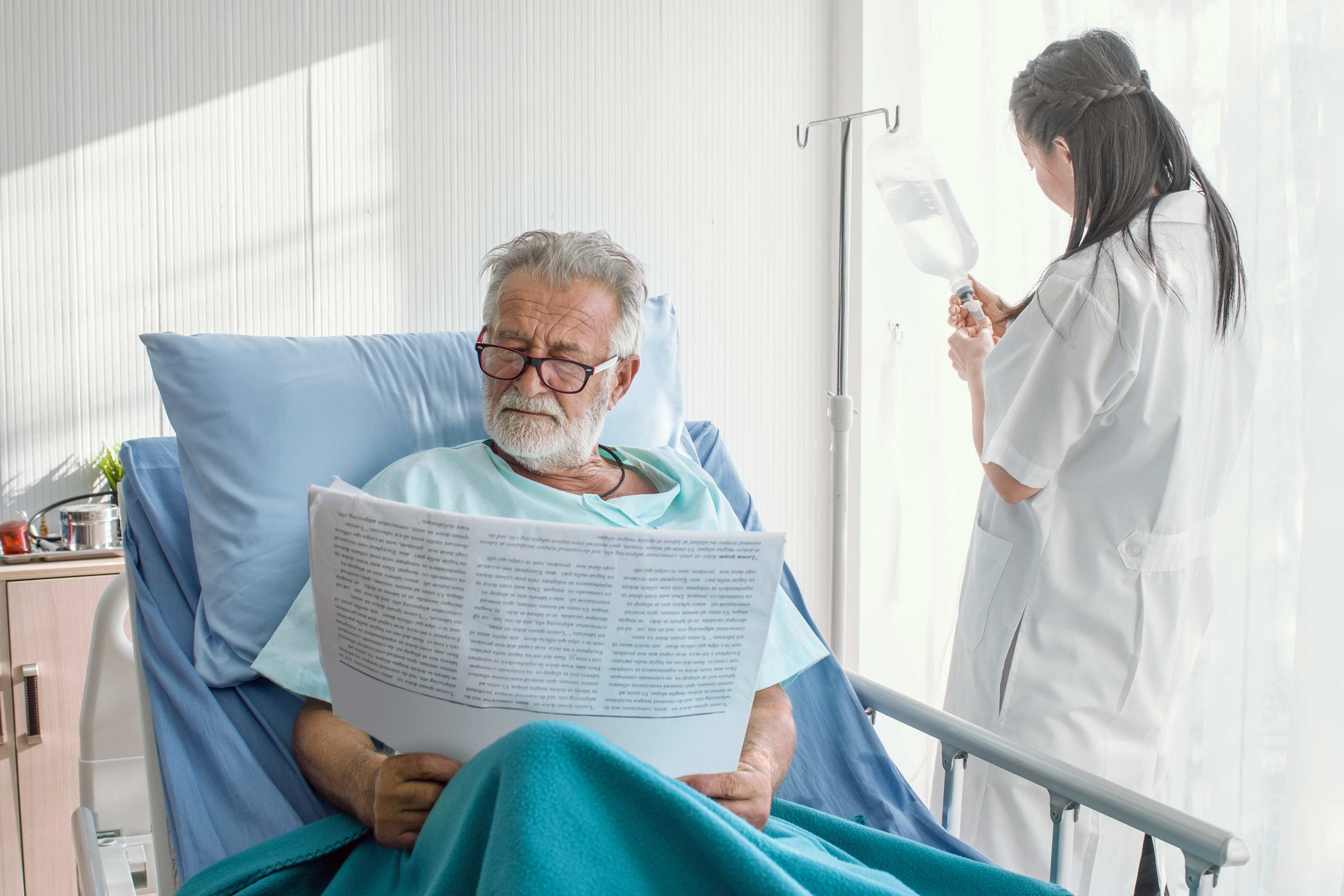 Gesundheit_Spital_Patient_Liest_Zeitung_s_epeg0s