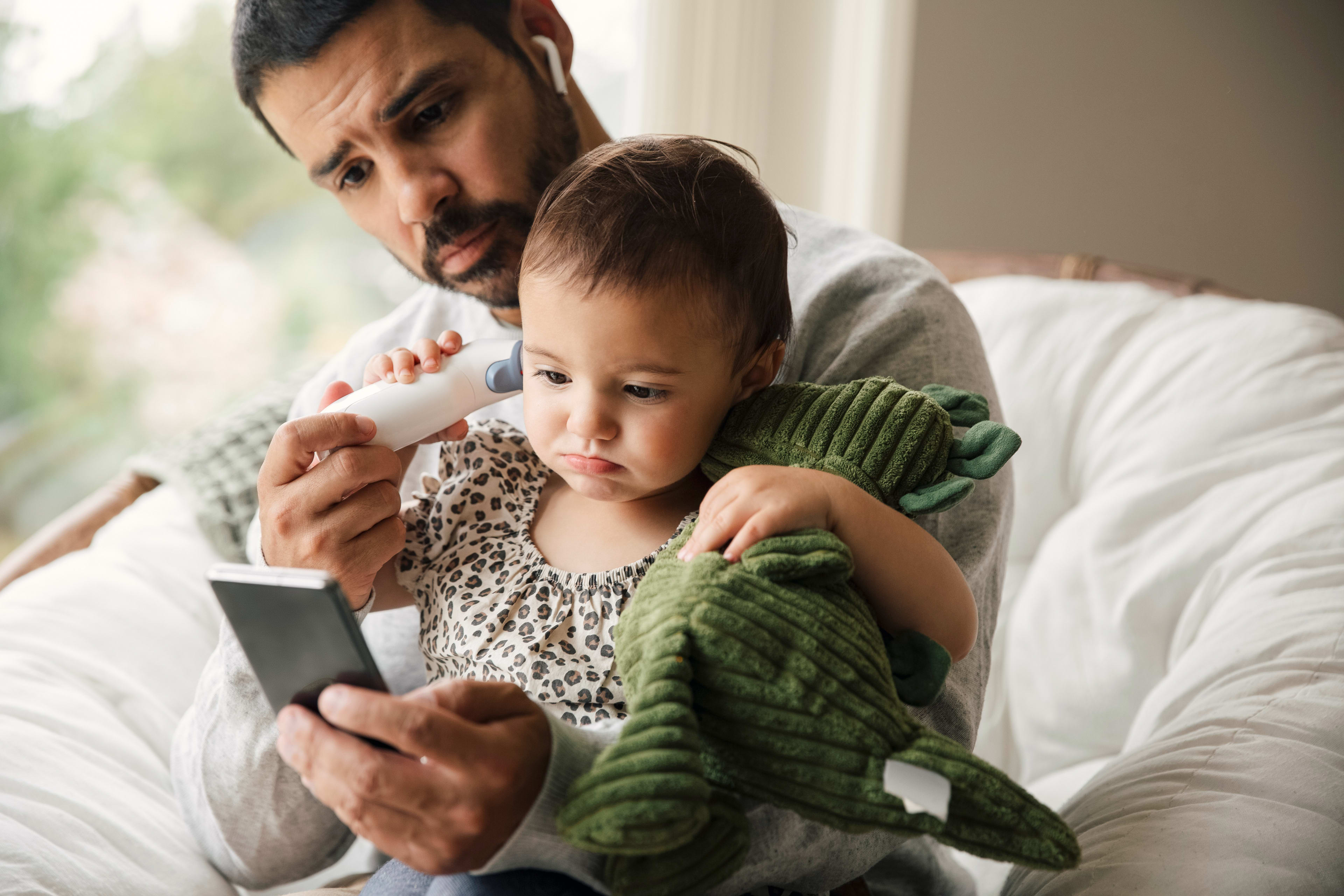 Kunden_Daheim_Vater_Kind_Smartphone_s_eauzkv